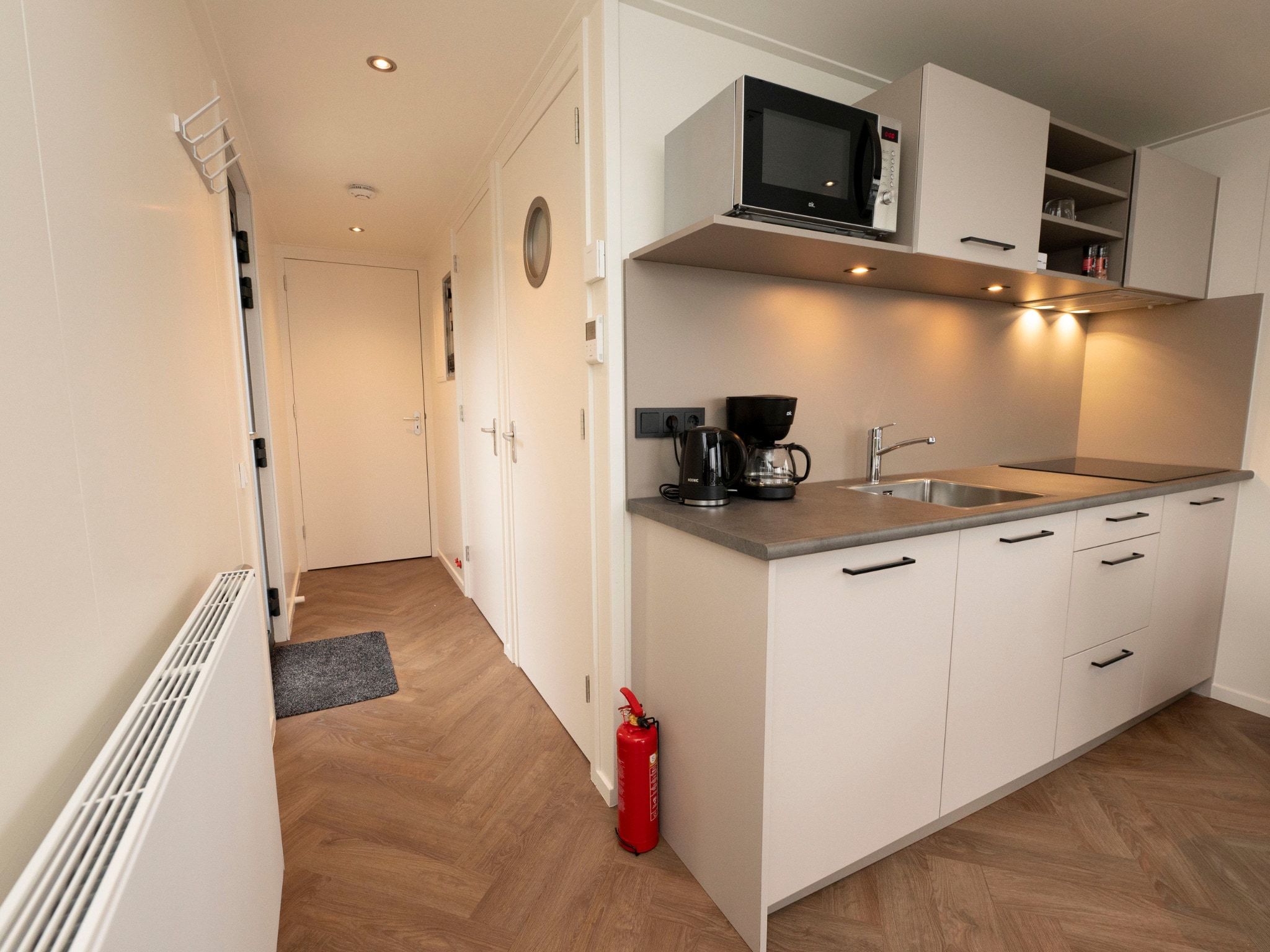De keuken van Houseboat - Paviljoenwei 4  Sneek Offingawier 'Boatique Sneek' in Offingawier