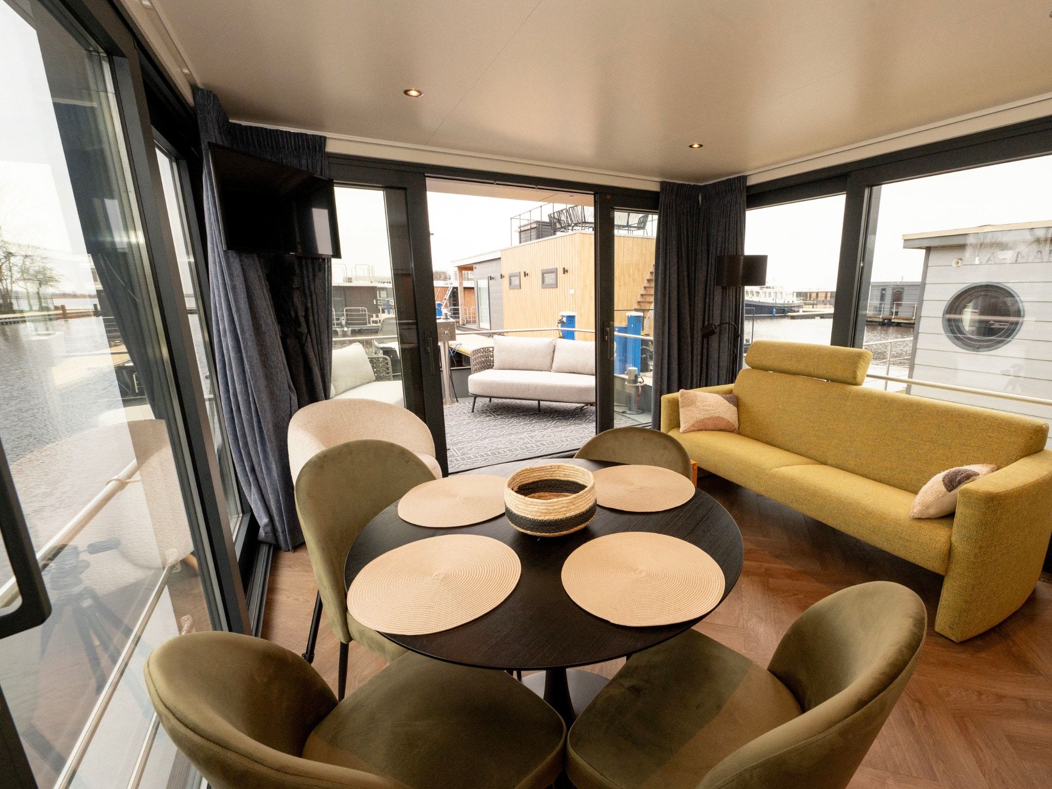 De eetkamer van Houseboat - Paviljoenwei 4  Sneek Offingawier 'Boatique Sneek' in Offingawier