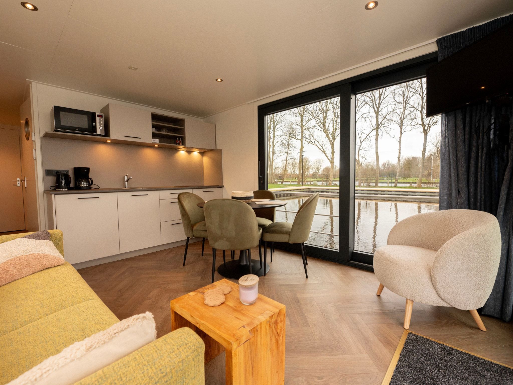 De eetkamer van Houseboat - Paviljoenwei 4  Sneek Offingawier 'Boatique Sneek' in Offingawier