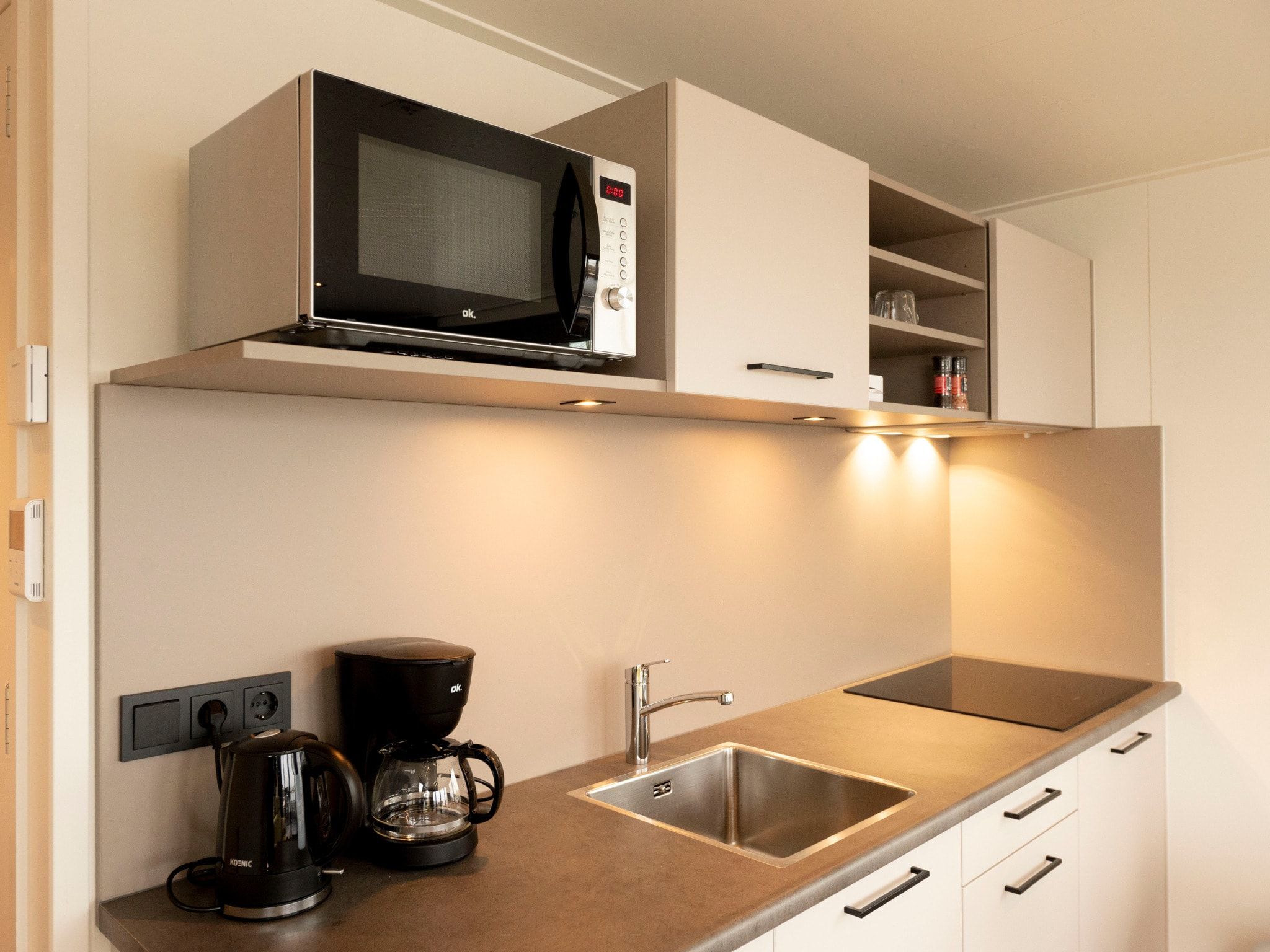 De keuken van Houseboat - Paviljoenwei 4  Sneek Offingawier 'Boatique Sneek' in Offingawier