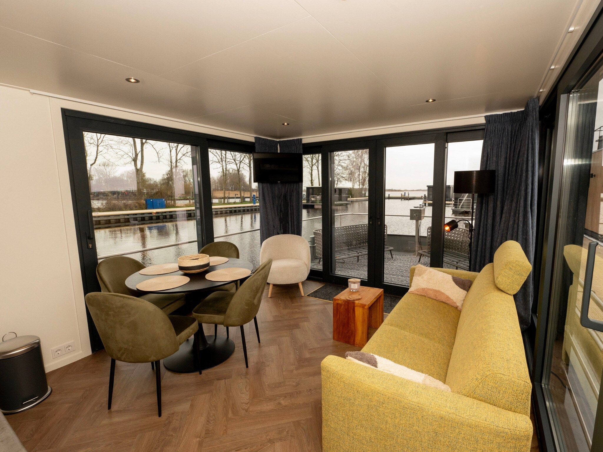 De woonkamer van Houseboat - Paviljoenwei 4  Sneek Offingawier 'Boatique Sneek' in Offingawier