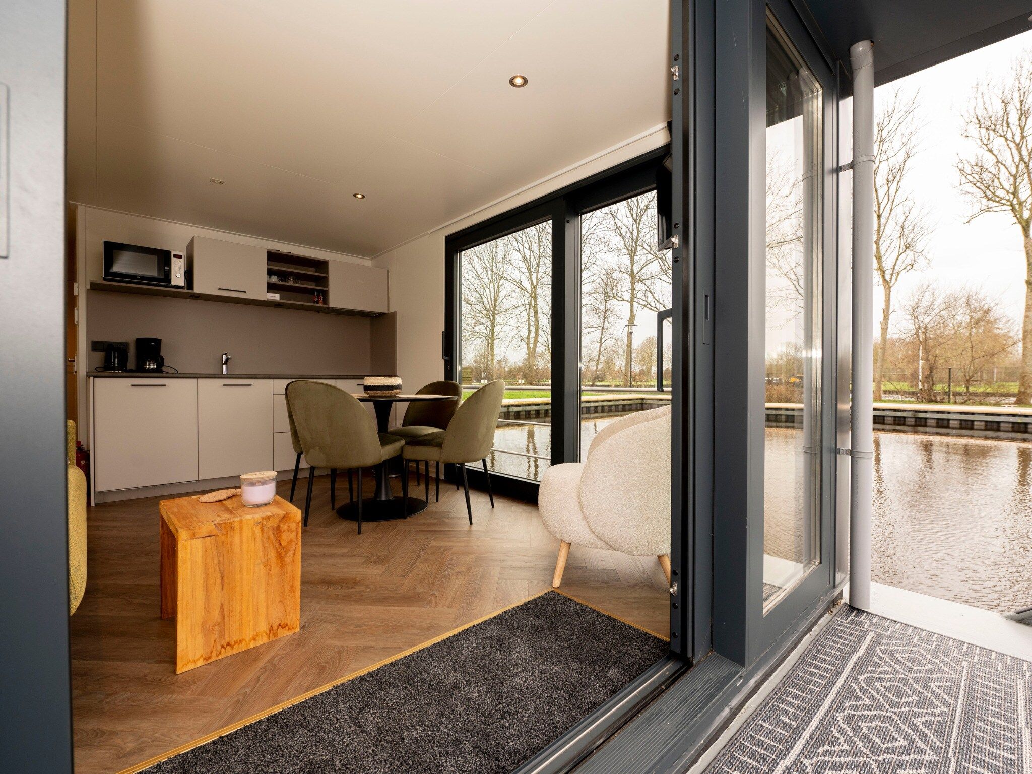 De woonkamer van Houseboat - Paviljoenwei 4  Sneek Offingawier 'Boatique Sneek' in Offingawier