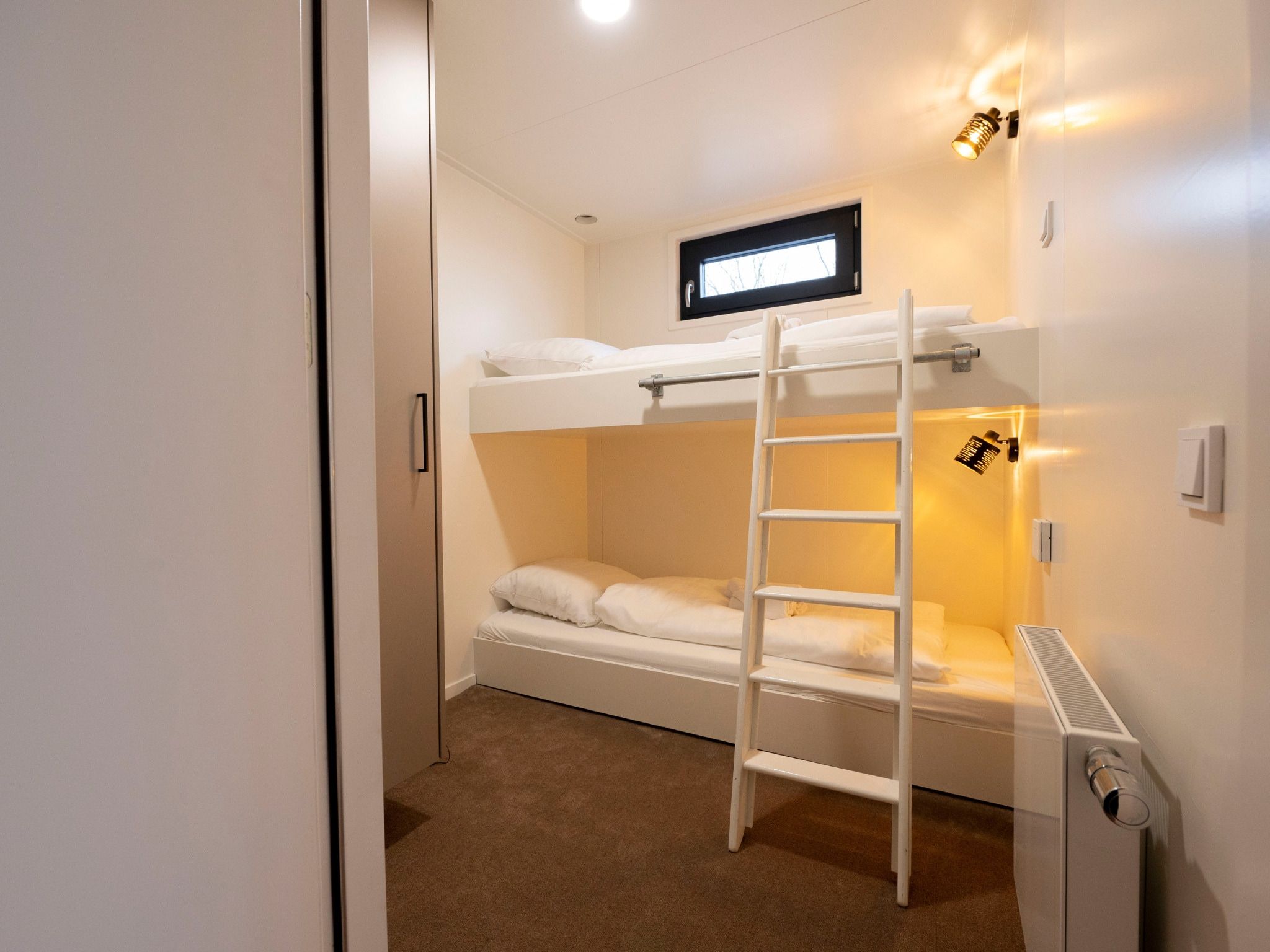 Een slaapkamer van Houseboat - Paviljoenwei 4  Sneek Offingawier 'Boatique Sneek' in Offingawier