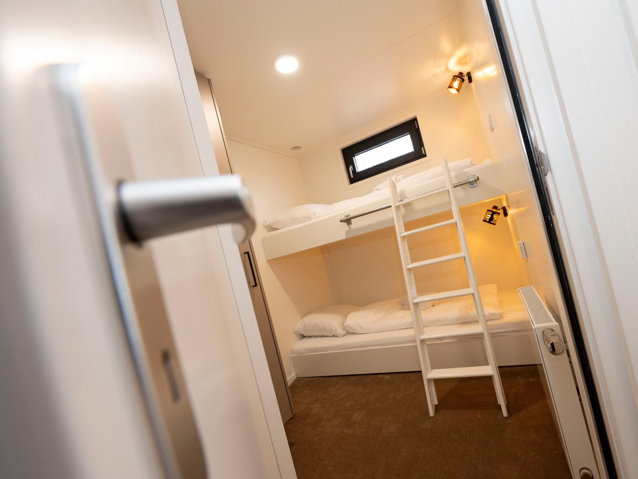 Een slaapkamer van Houseboat - Paviljoenwei 4  Sneek Offingawier 'Boatique Sneek' in Offingawier