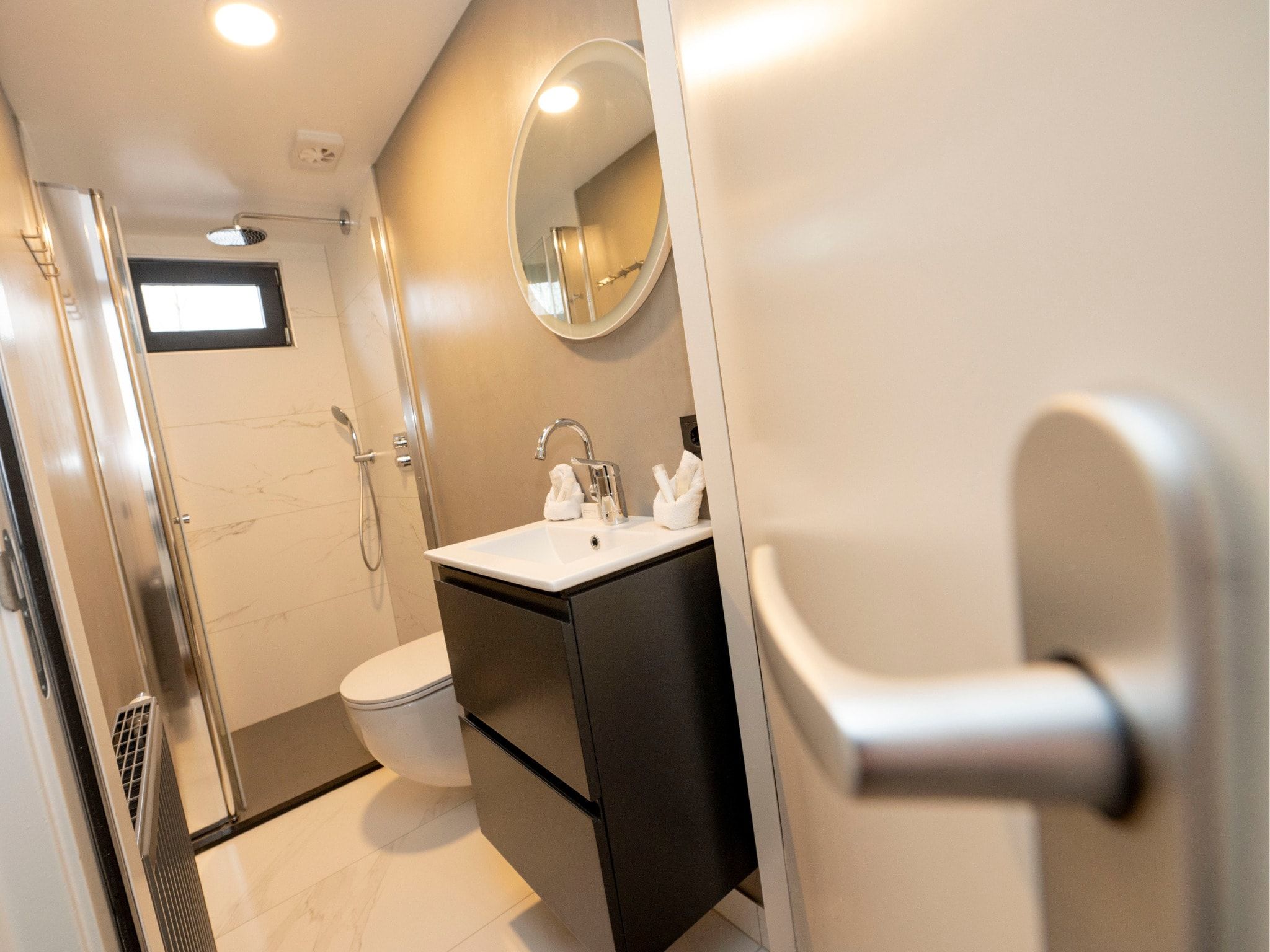 De badkamer van Houseboat - Paviljoenwei 4  Sneek Offingawier 'Boatique Sneek' in Offingawier