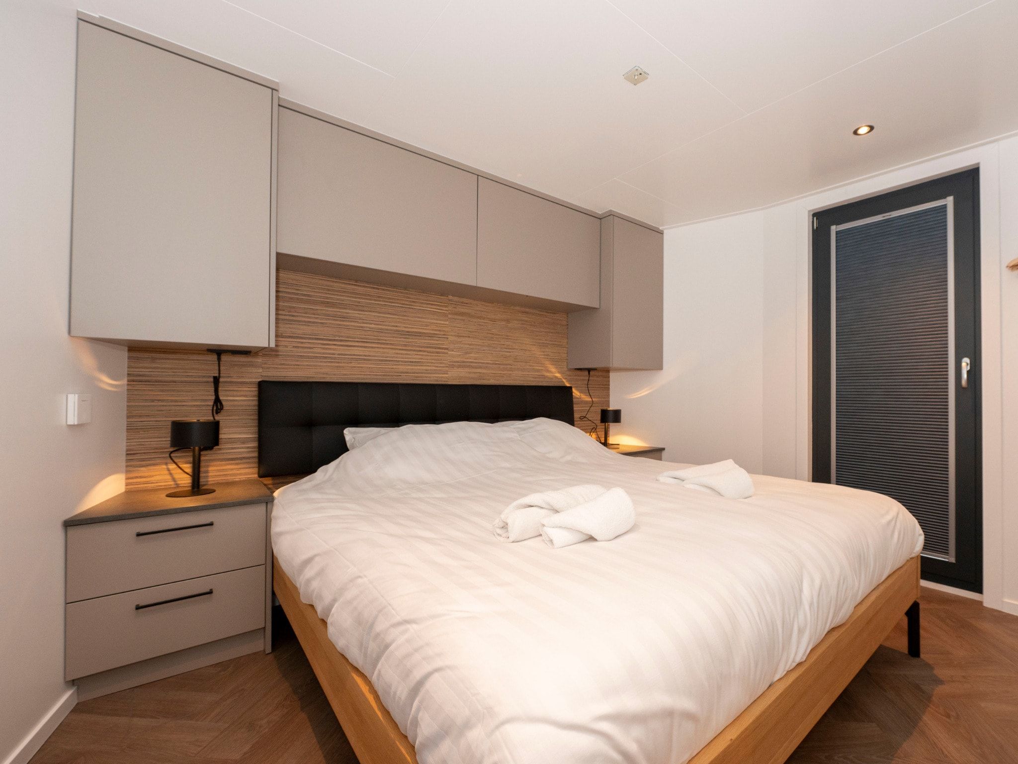 Een slaapkamer van Houseboat - Paviljoenwei 4  Sneek Offingawier 'Boatique Sneek' in Offingawier