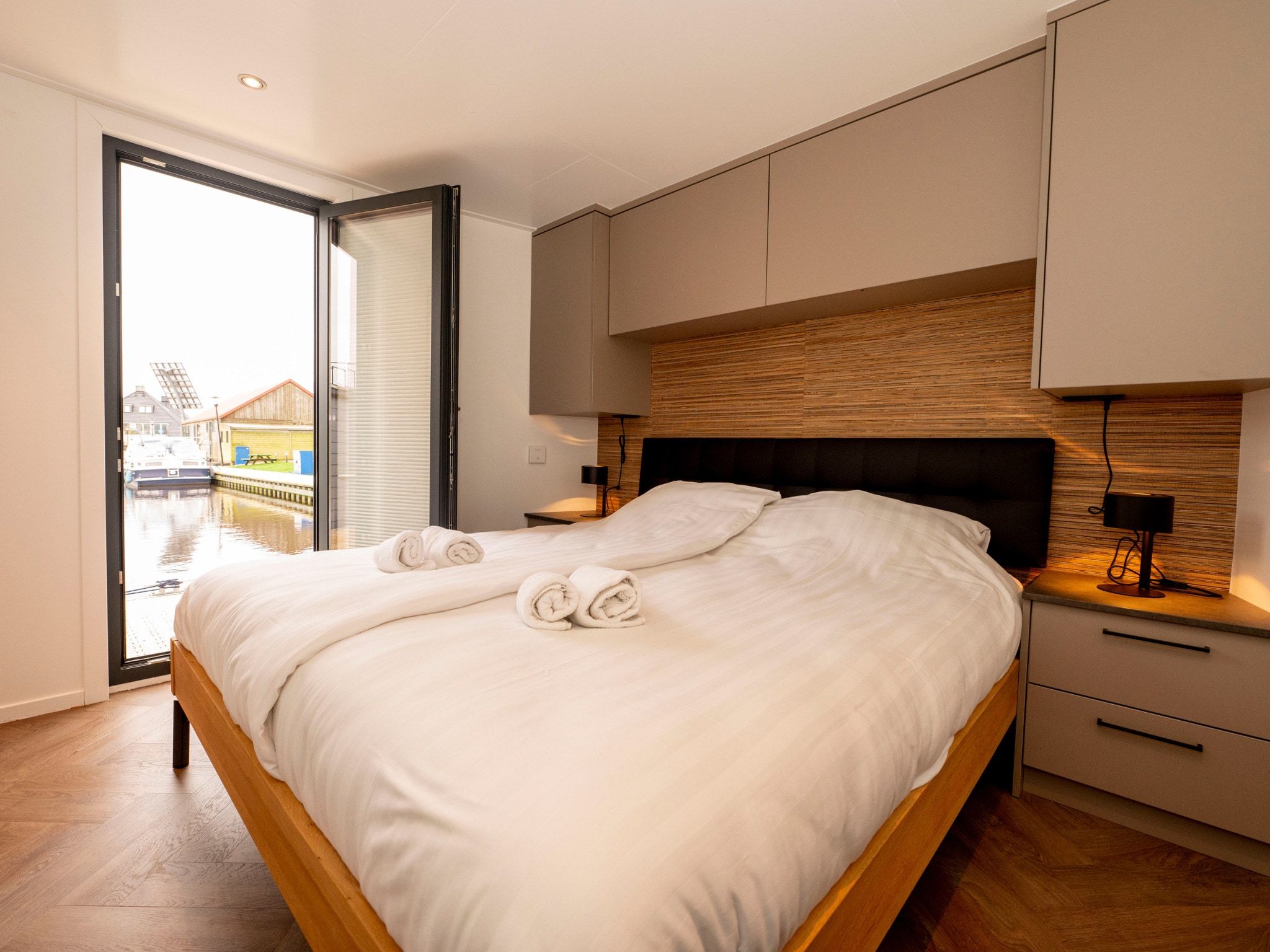 Een slaapkamer van Houseboat - Paviljoenwei 4  Sneek Offingawier 'Boatique Sneek' in Offingawier