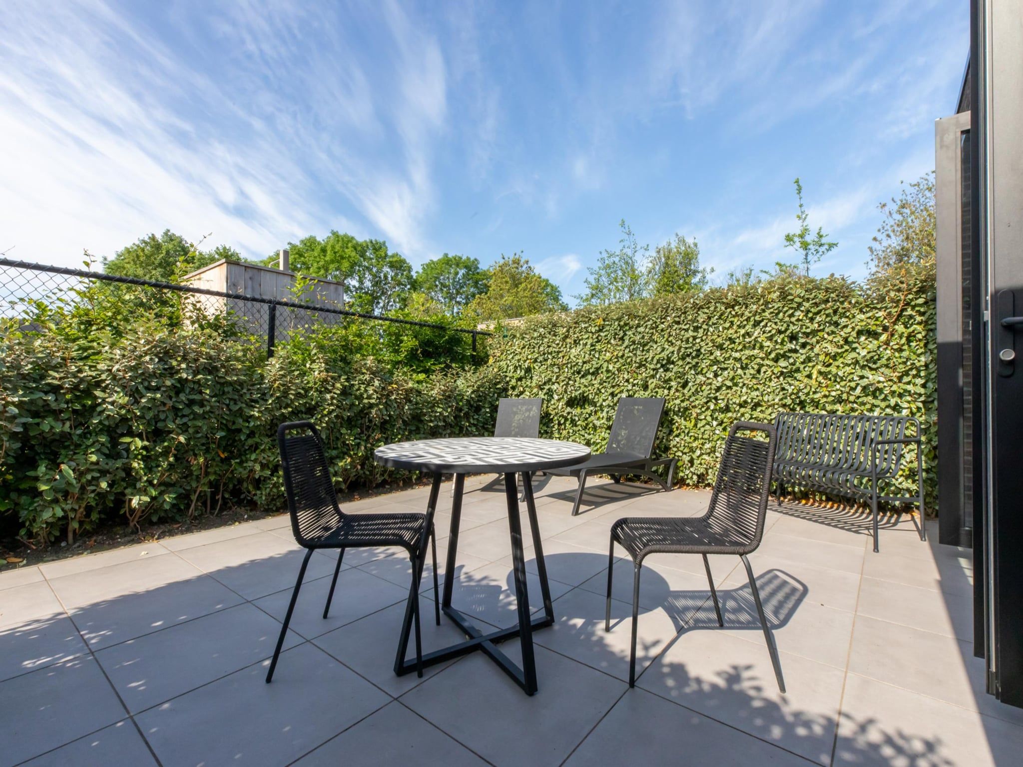 Het terras van Vakantiewoning ZEEBRIES in Koudekerke