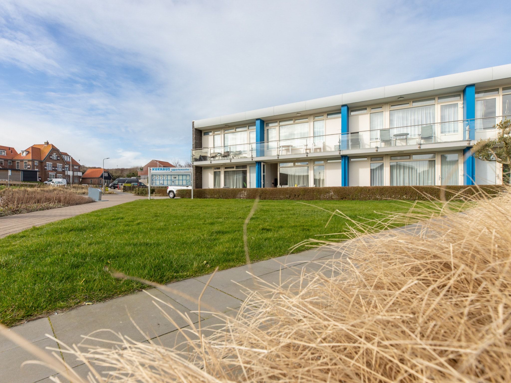De buitenkant van Nieuwstraat 1  Zoutelande 'Kurhaus - 2 in Zoutelande
