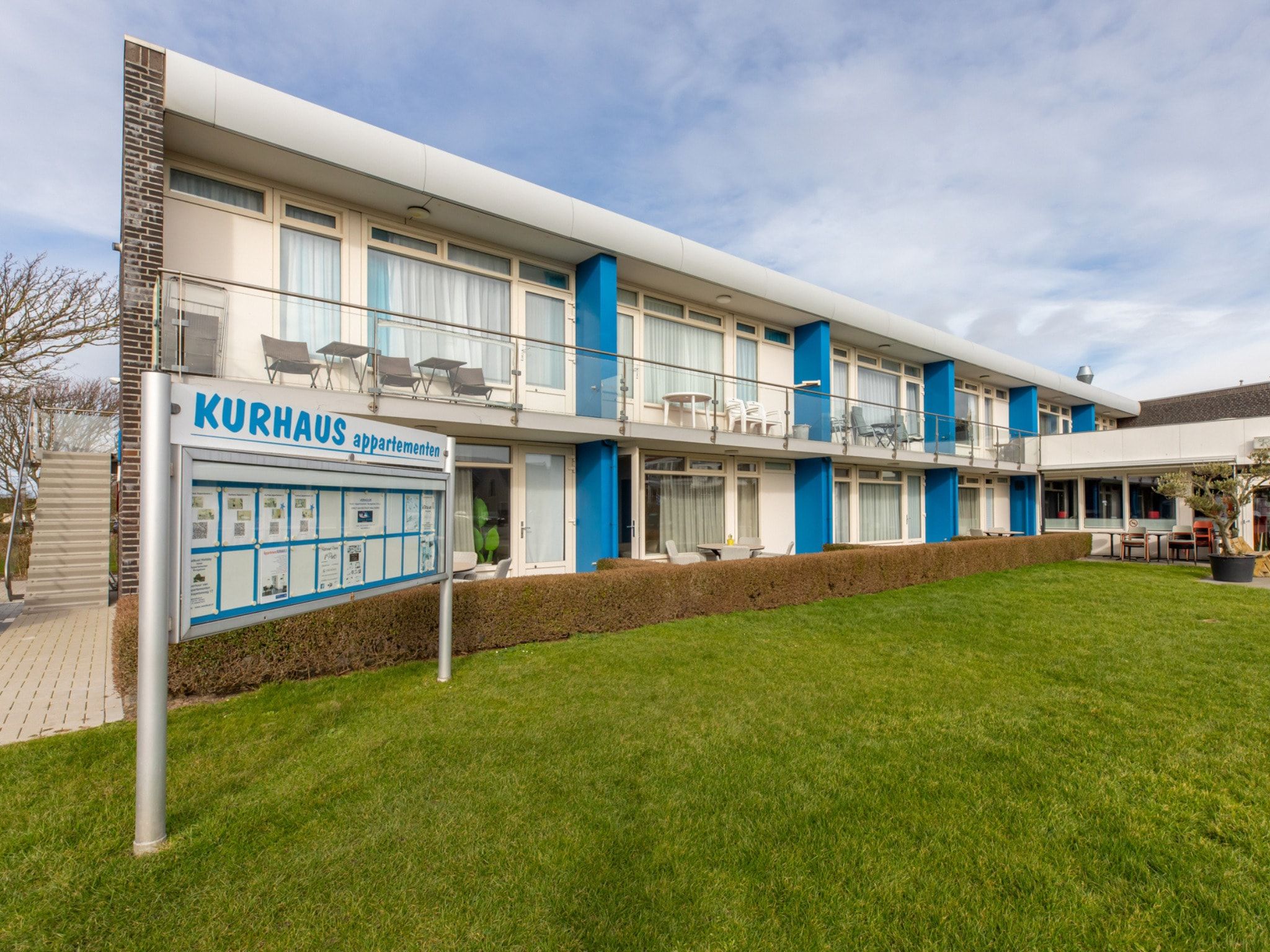 De buitenkant van Nieuwstraat 1  Zoutelande 'Kurhaus - 2 in Zoutelande