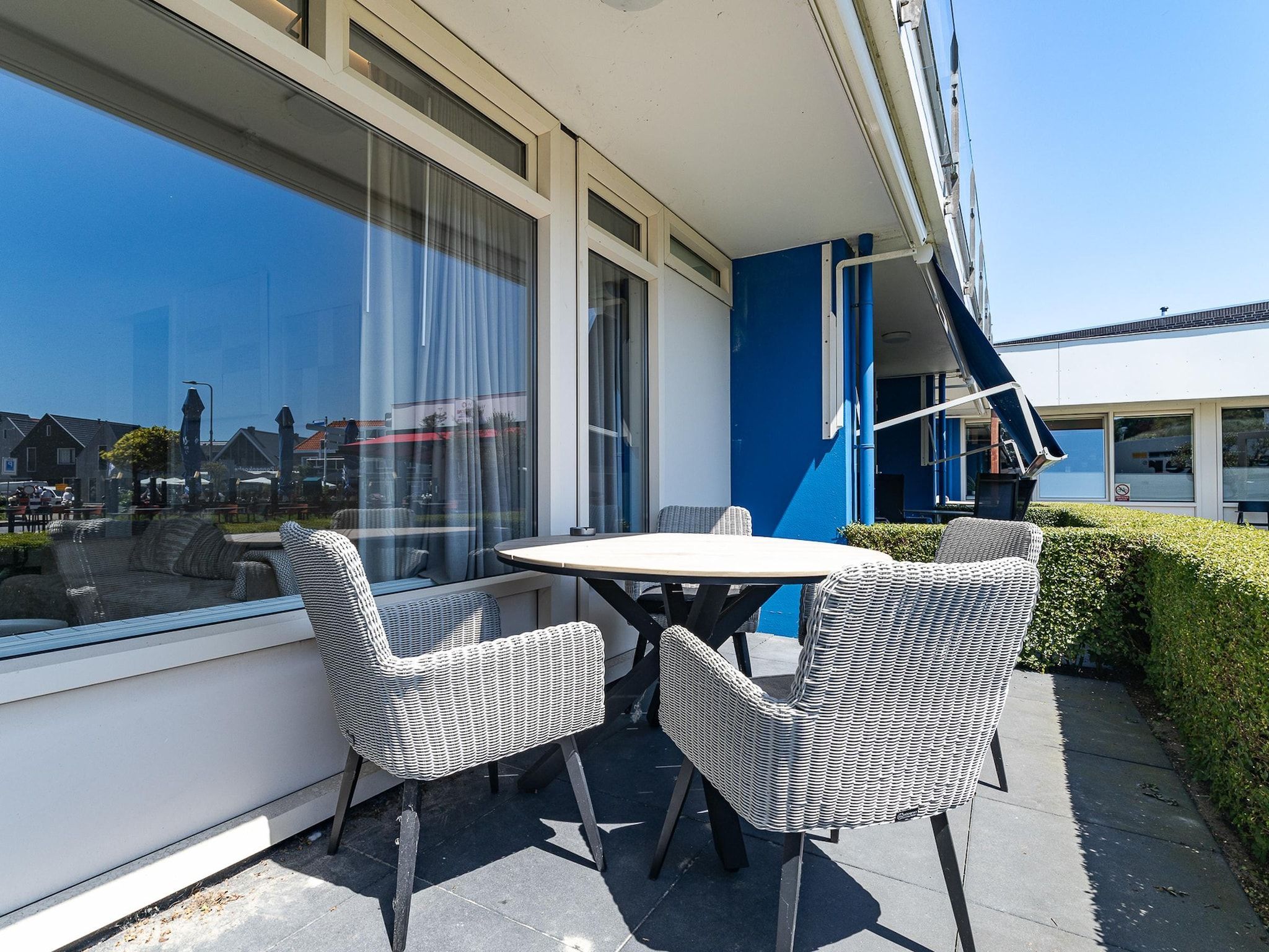 Het terras van Nieuwstraat 1  Zoutelande 'Kurhaus - 2 in Zoutelande