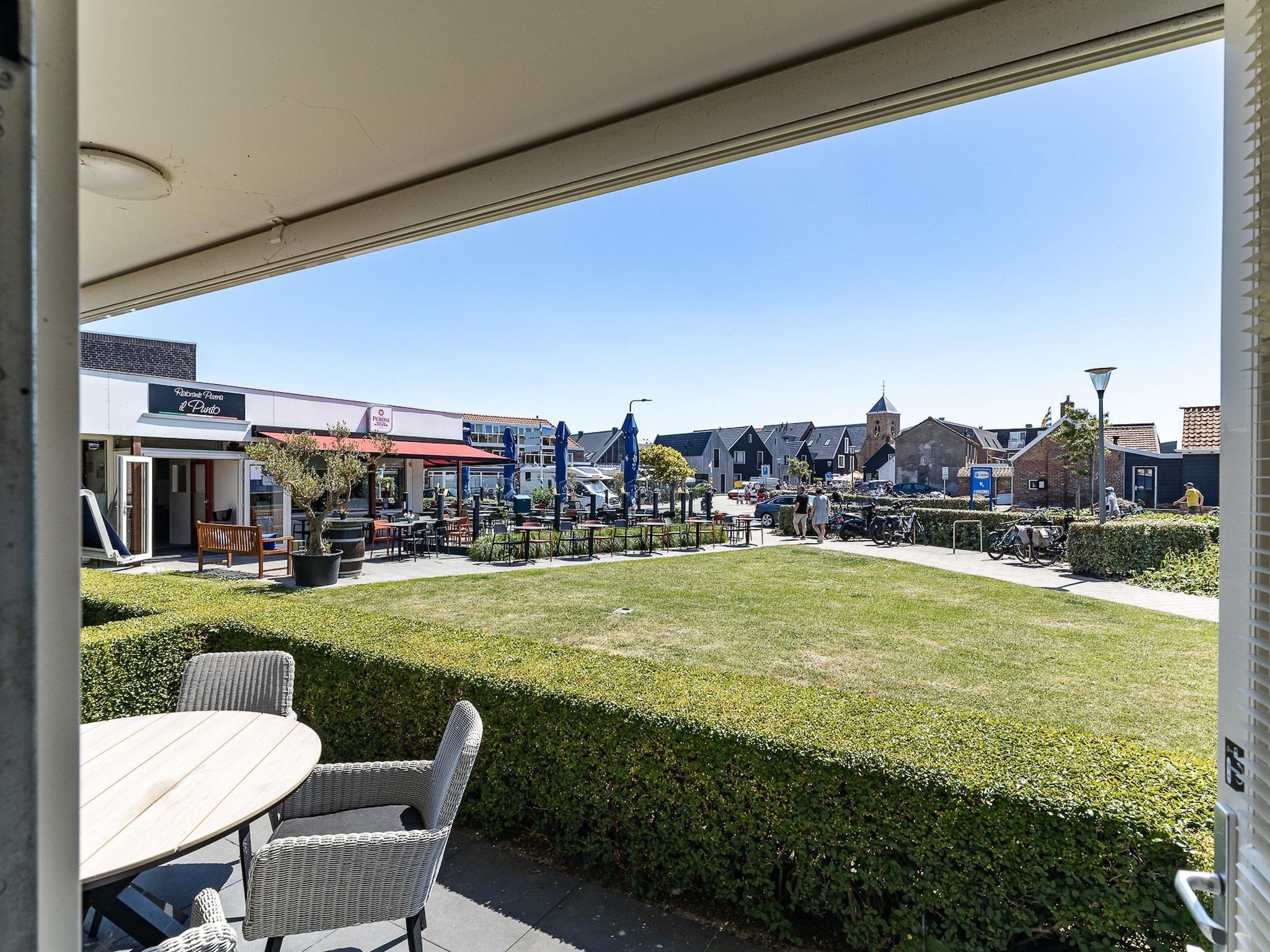 Het terras van Nieuwstraat 1  Zoutelande 'Kurhaus - 2 in Zoutelande