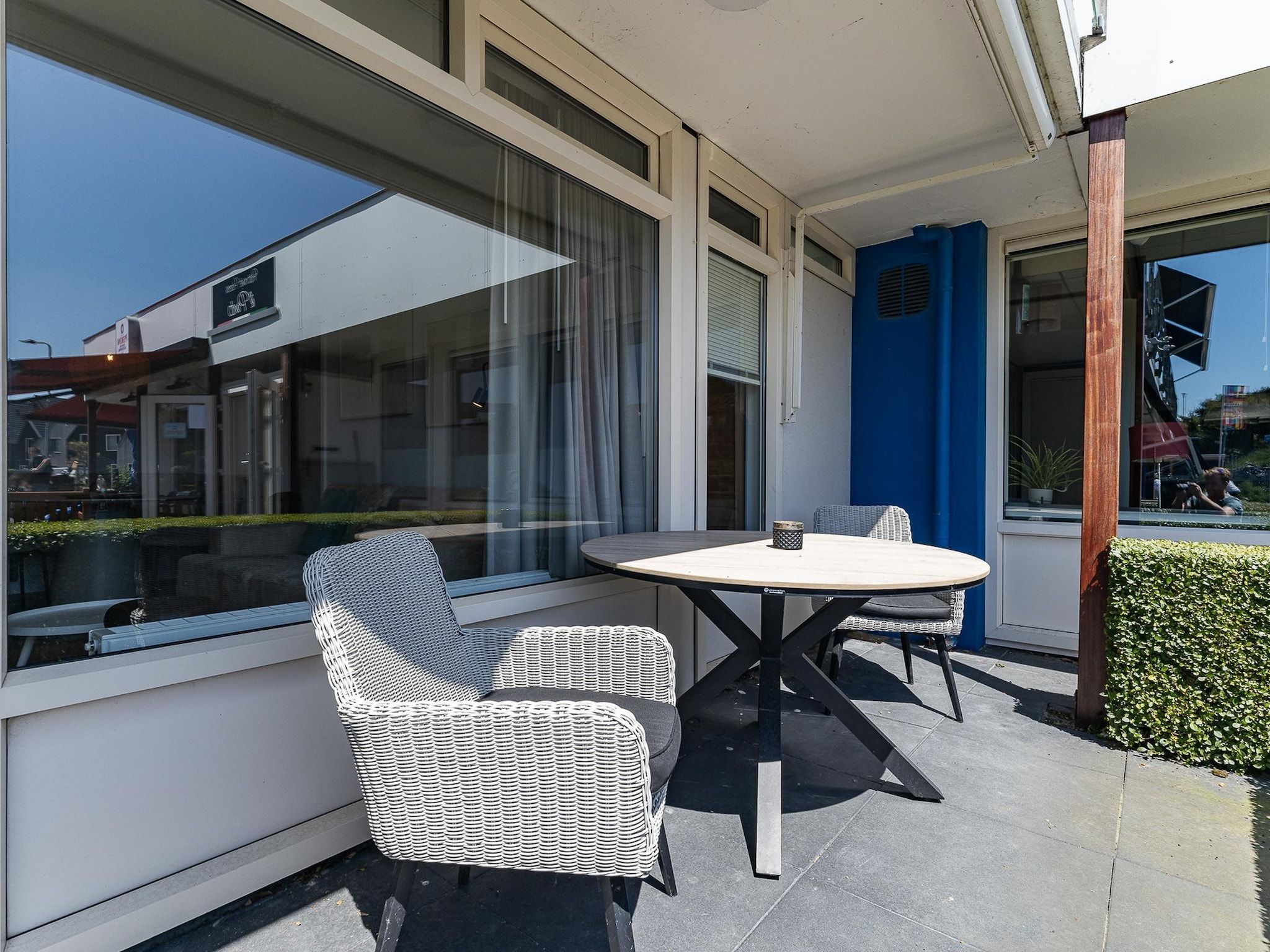Het terras van Nieuwstraat 1  Zoutelande 'Kurhaus - 4 met sauna in Zoutelande