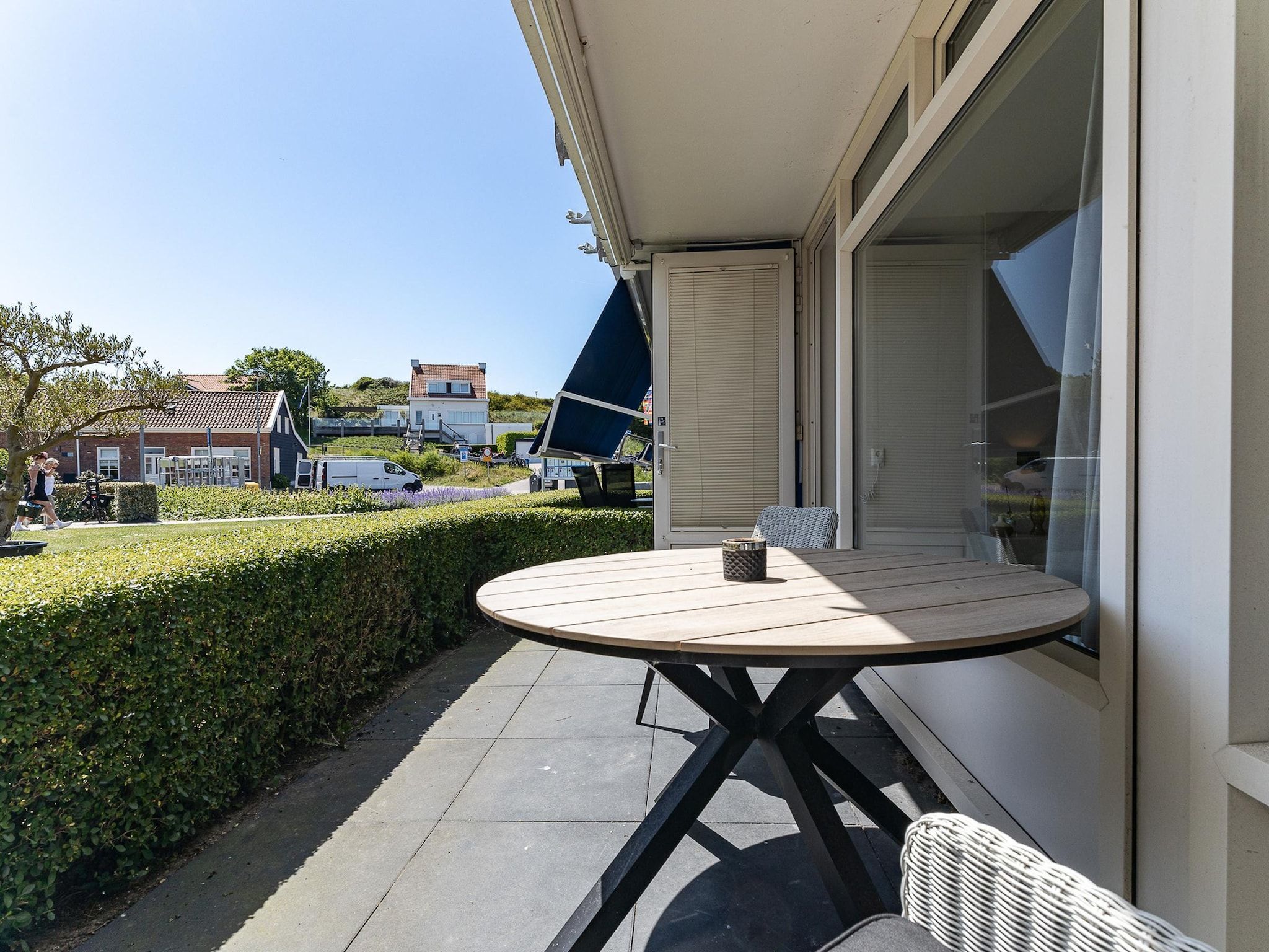Het terras van Nieuwstraat 1  Zoutelande 'Kurhaus - 4 met sauna in Zoutelande