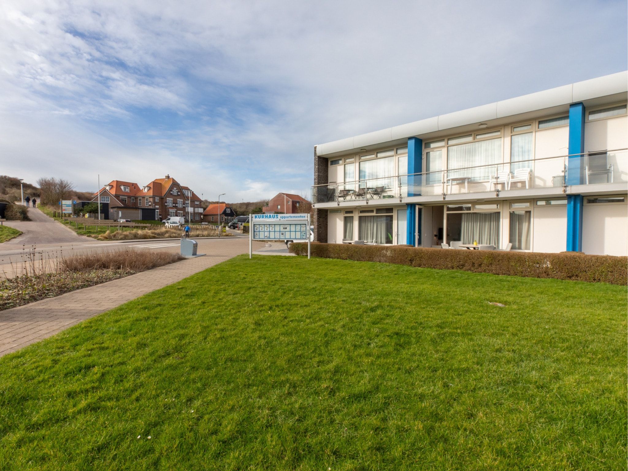 De buitenkant van Nieuwstraat 1  Zoutelande 'Kurhaus - 14 met sauna in Zoutelande