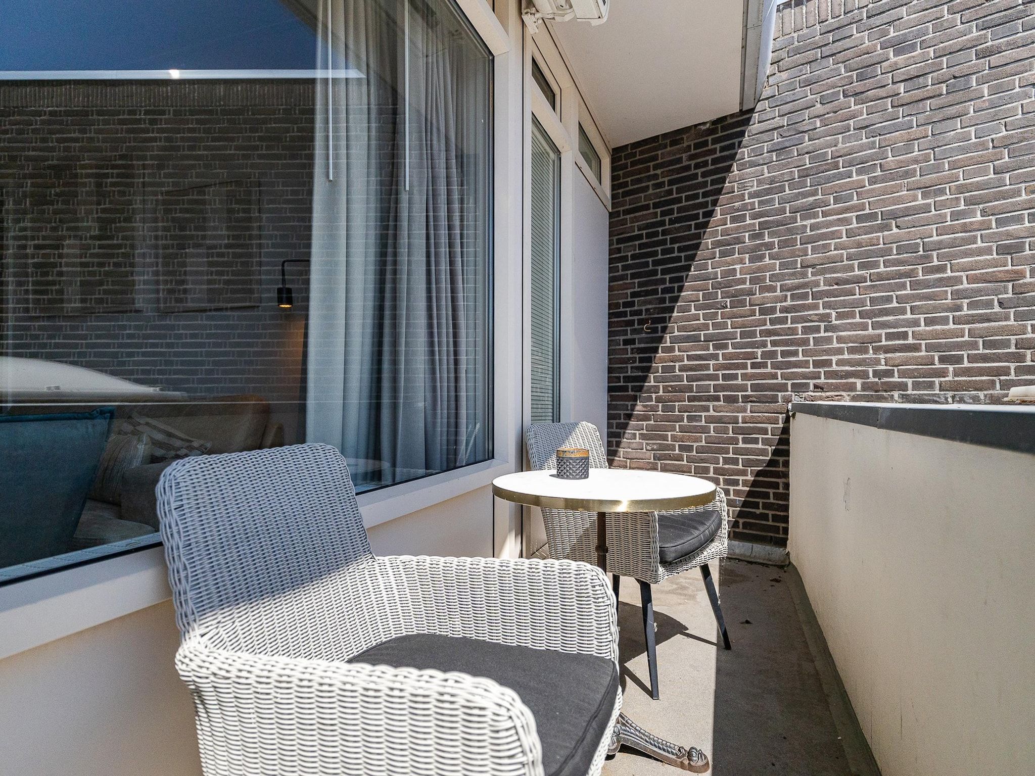 Het terras van Nieuwstraat 1  Zoutelande 'Kurhaus - 14 met sauna in Zoutelande
