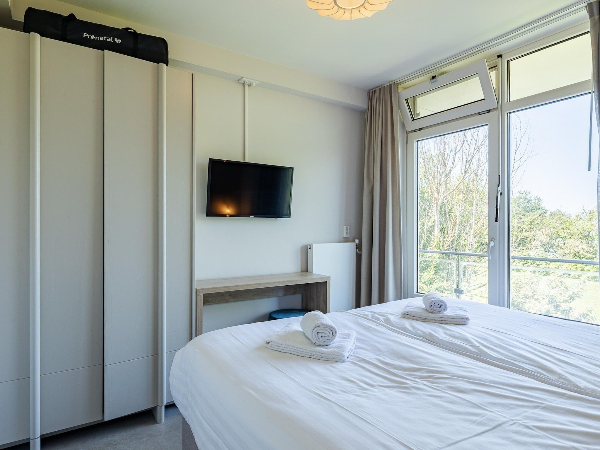 Een slaapkamer van Nieuwstraat 1  Zoutelande 'Kurhaus - 14 met sauna in Zoutelande