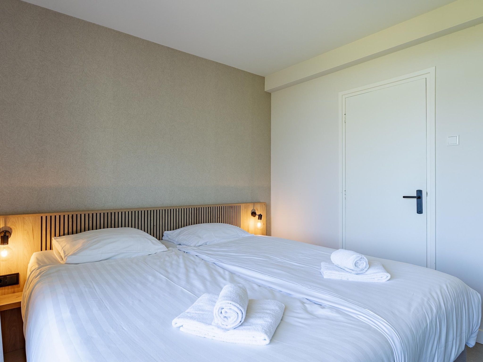 Een slaapkamer van Nieuwstraat 1  Zoutelande 'Kurhaus - 14 met sauna in Zoutelande