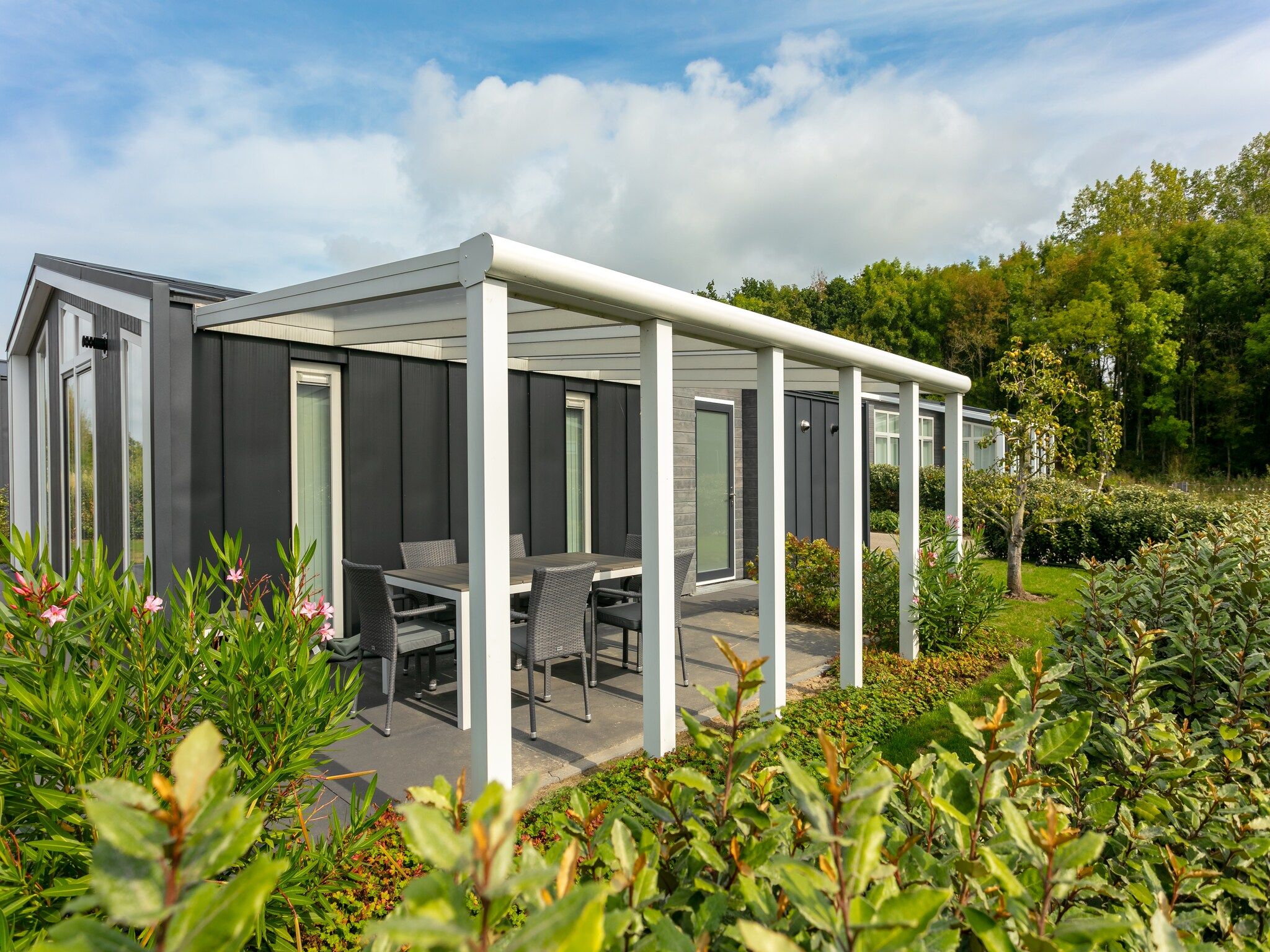 De tuin van Water Resort Oosterschelde 80 in Wemeldinge