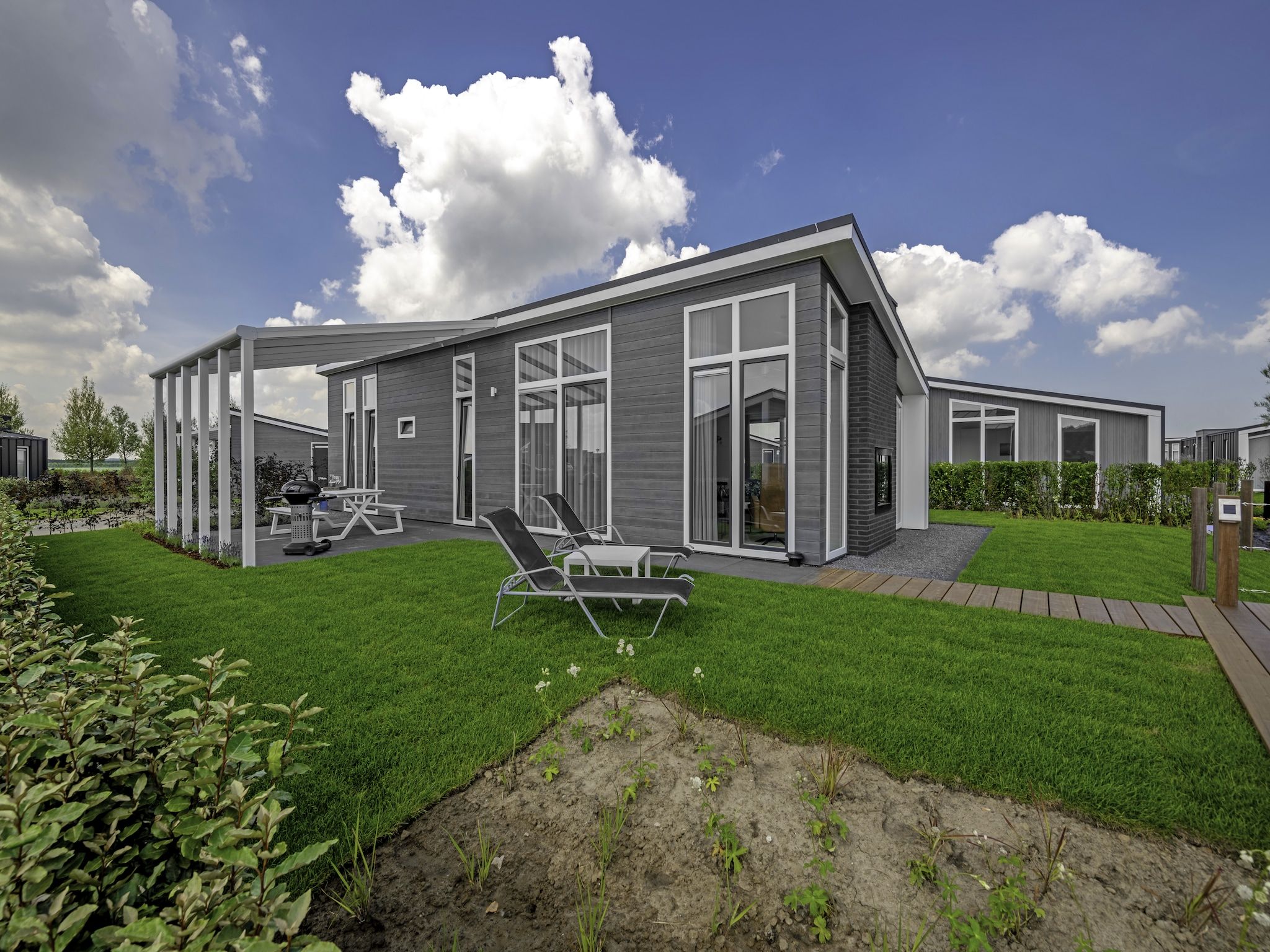 De buitenkant van Water Resort Oosterschelde 34 in Wemeldinge