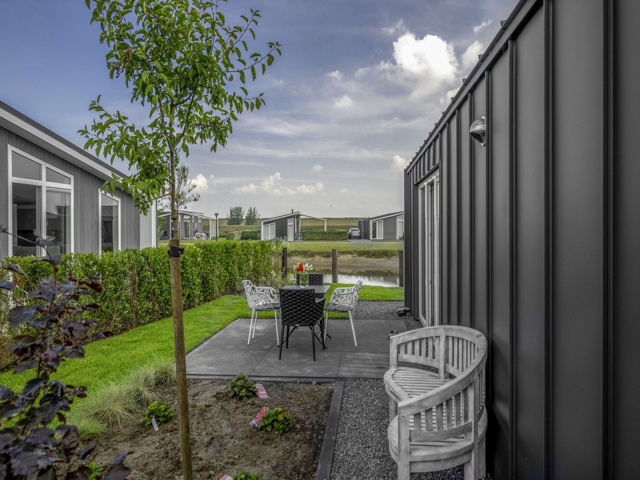De tuin van Water Resort Oosterschelde 34 in Wemeldinge