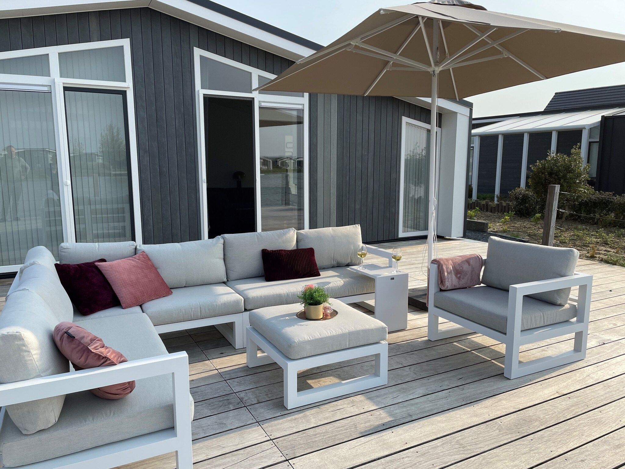 Het terras van Water Resort Oosterschelde 12 in Wemeldinge