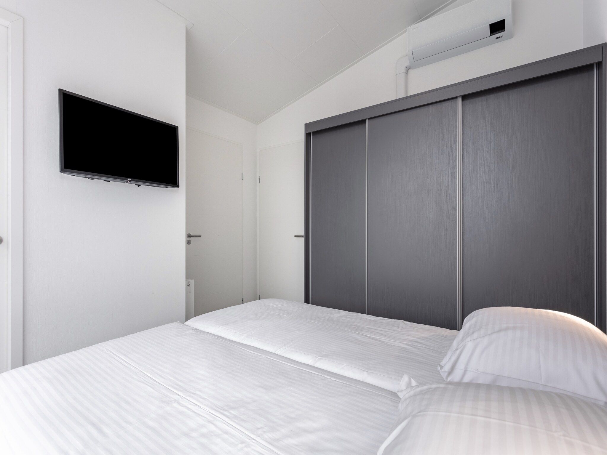 Een slaapkamer van Water Resort Oosterschelde 12 in Wemeldinge