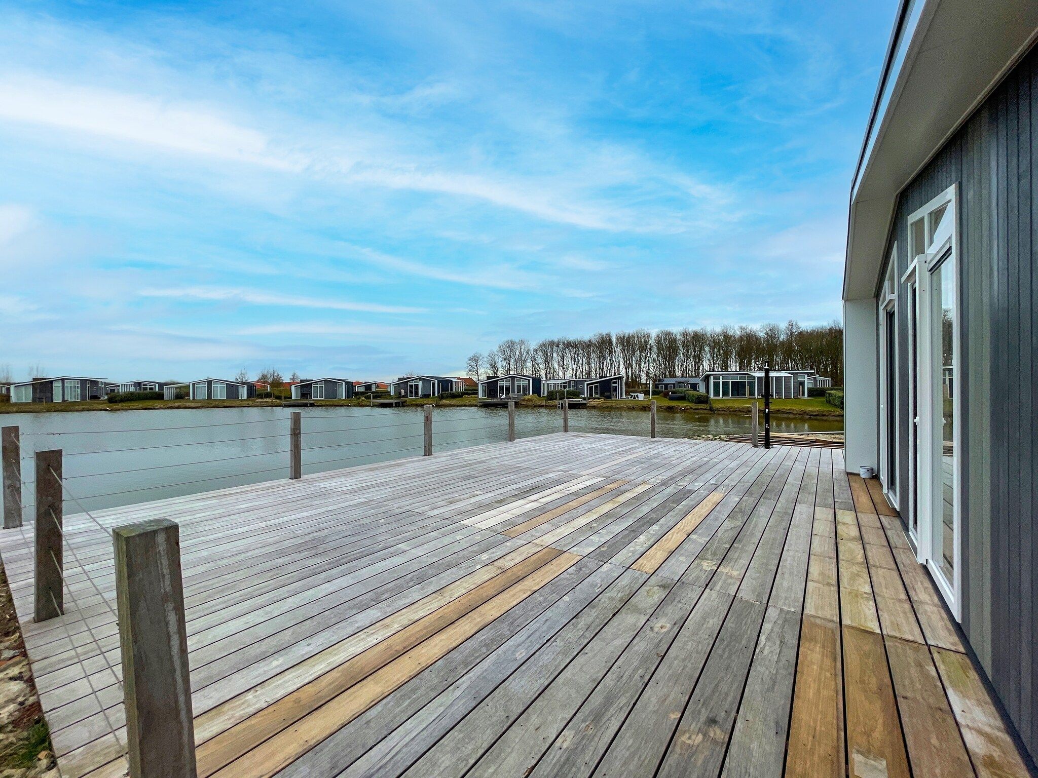 Het terras van Water Resort Oosterschelde 12 in Wemeldinge