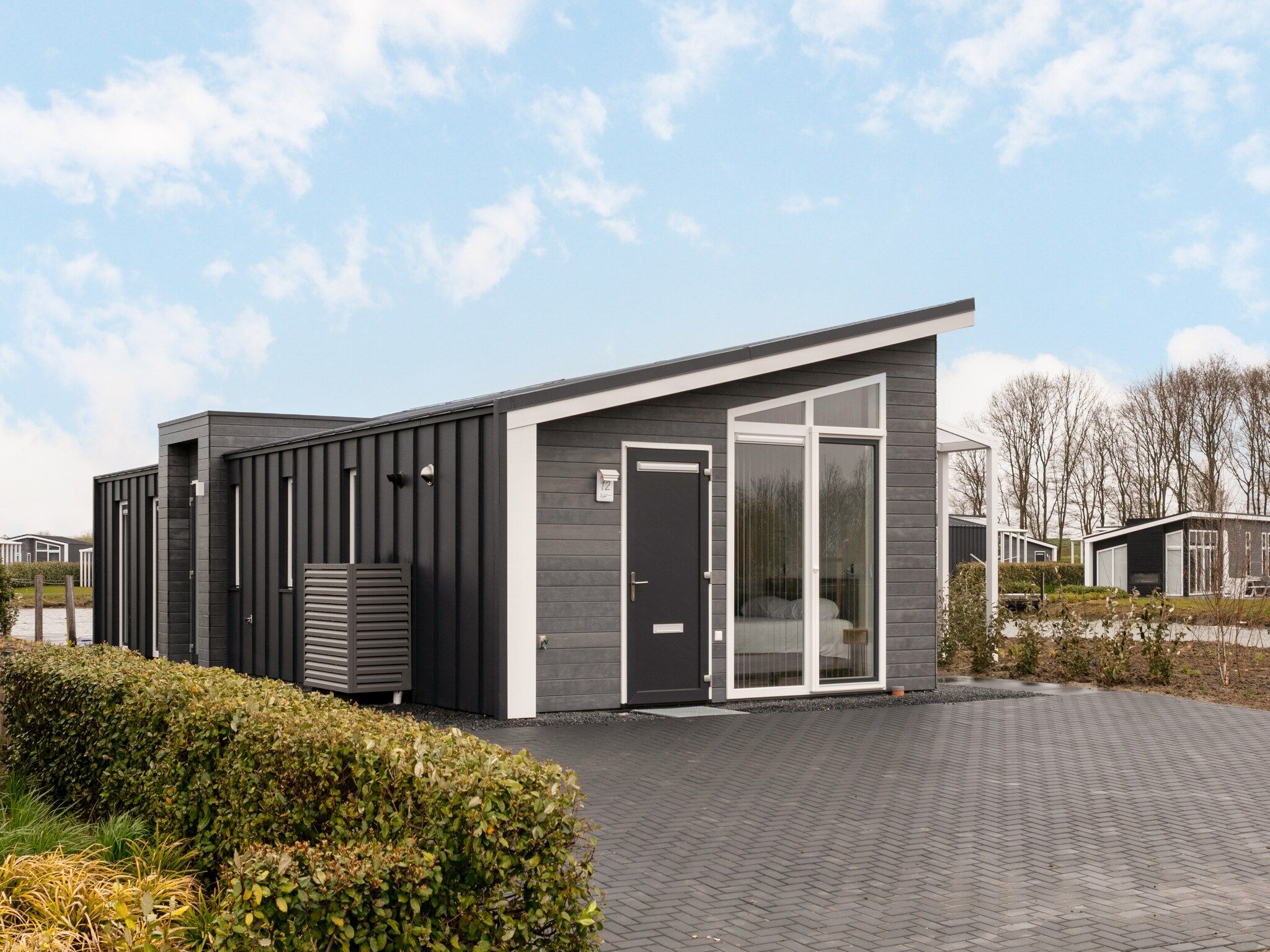 De buitenkant van Water Resort Oosterschelde 12 in Wemeldinge