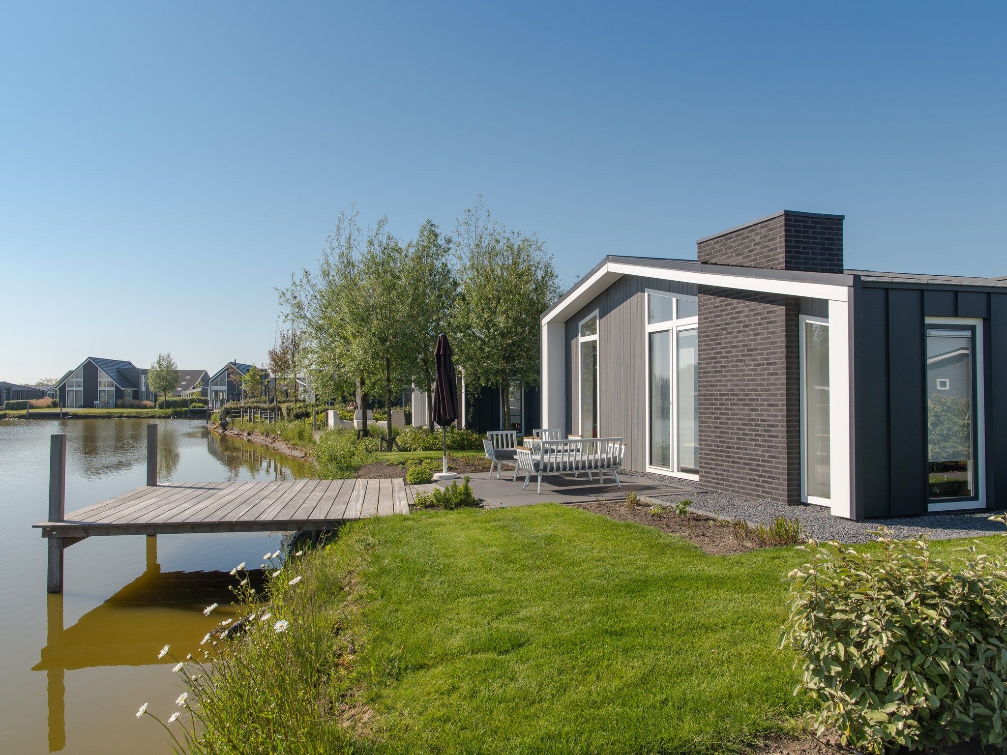 De buitenkant van Water Resort Oosterschelde 28 in Wemeldinge