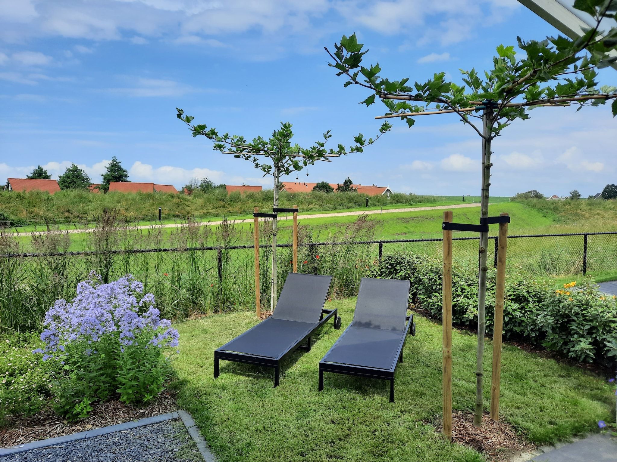 De tuin van Water Resort Oosterschelde 83 in Wemeldinge