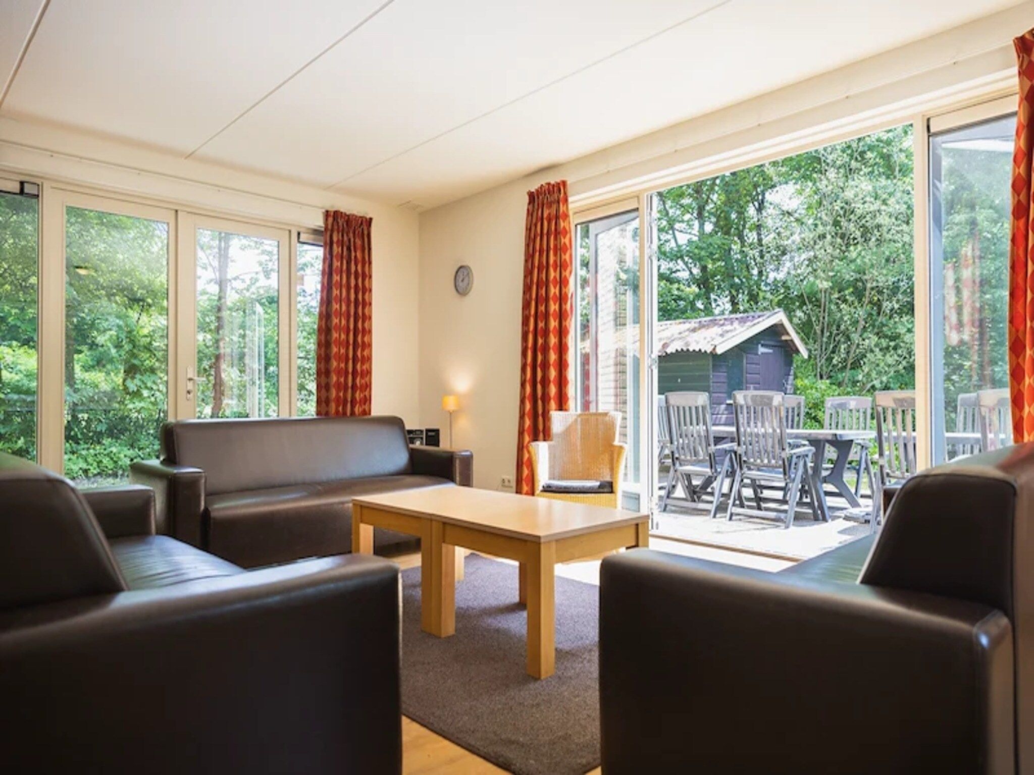 De woonkamer van Vakantiepark de Berkenhorst 15 in Kootwijk