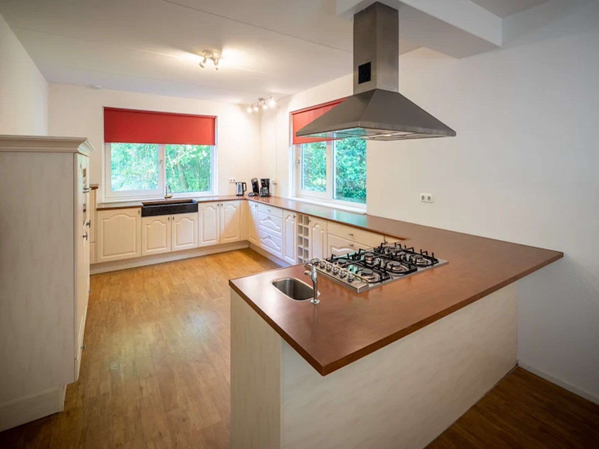 De keuken van Vakantiepark de Berkenhorst 15 in Kootwijk