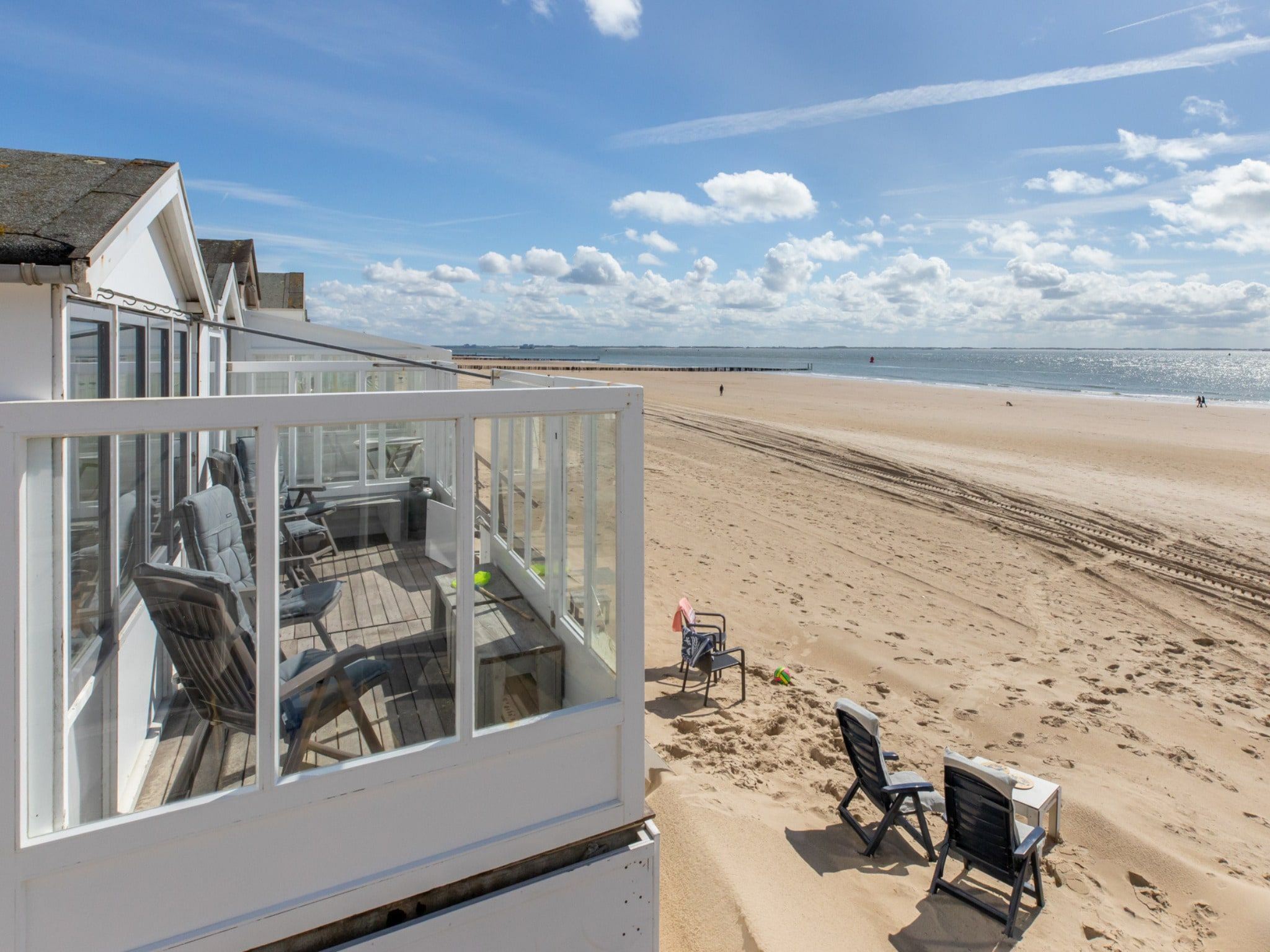 Het terras van Strand Dishoek 345/346 in Dishoek