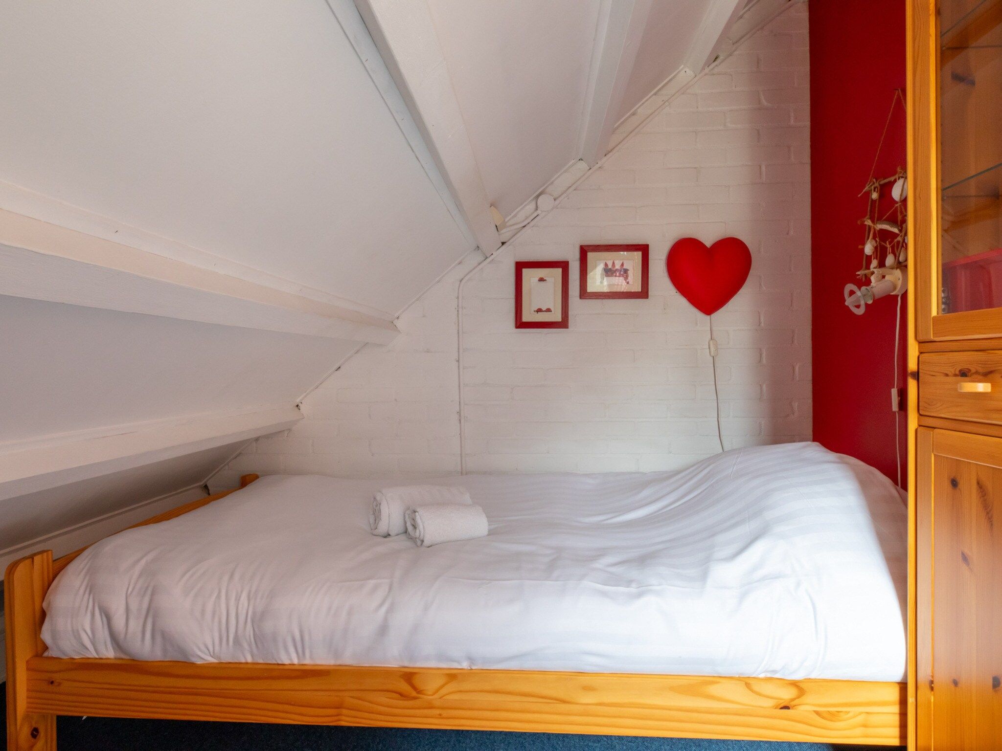Een slaapkamer van De Haaijmanweg 5  Burgh Haamstede 'Huisje 86' in Burgh-Haamstede