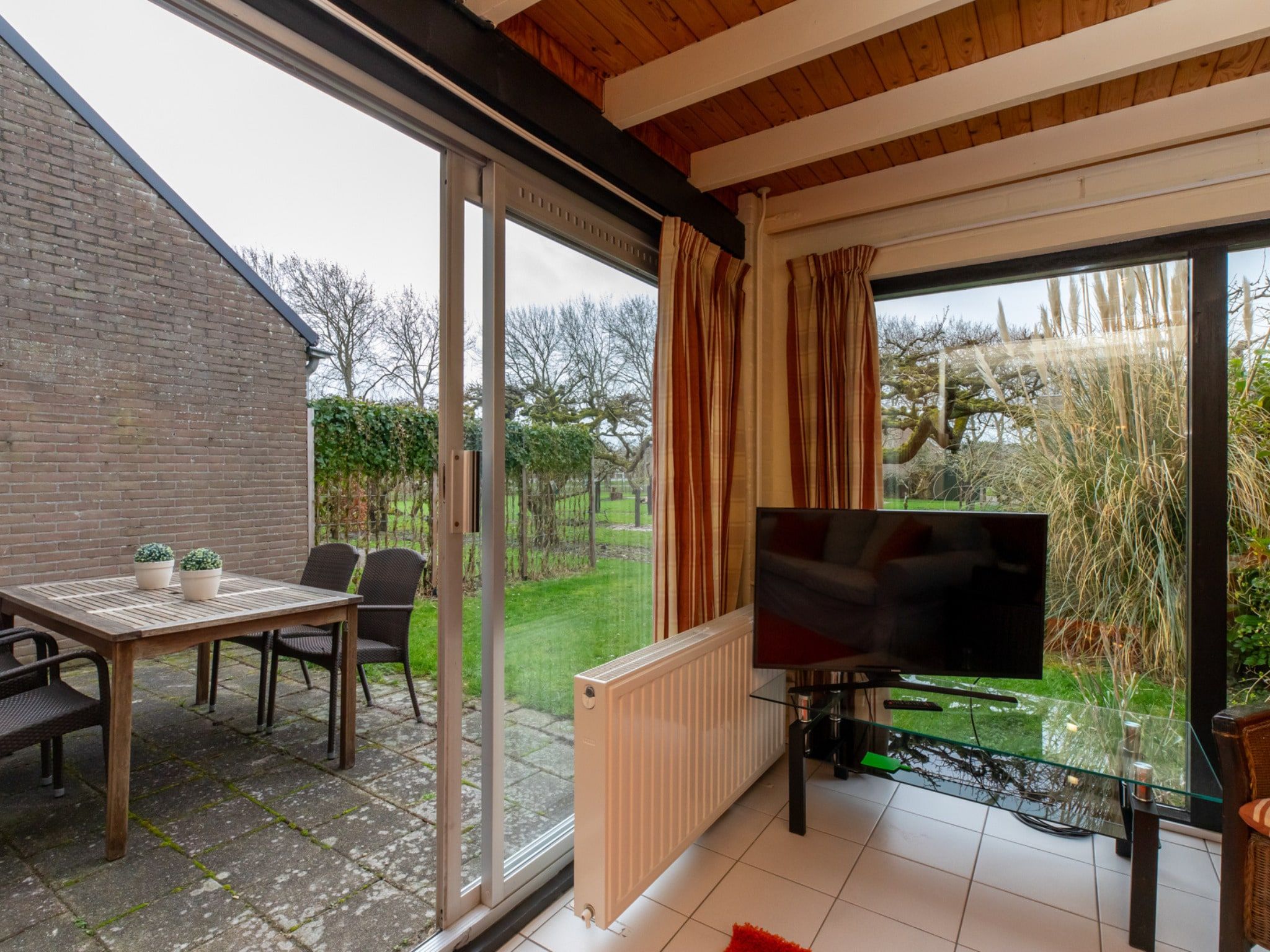 De woonkamer van De Haaijmanweg 5  Burgh Haamstede 'Huisje 86' in Burgh-Haamstede