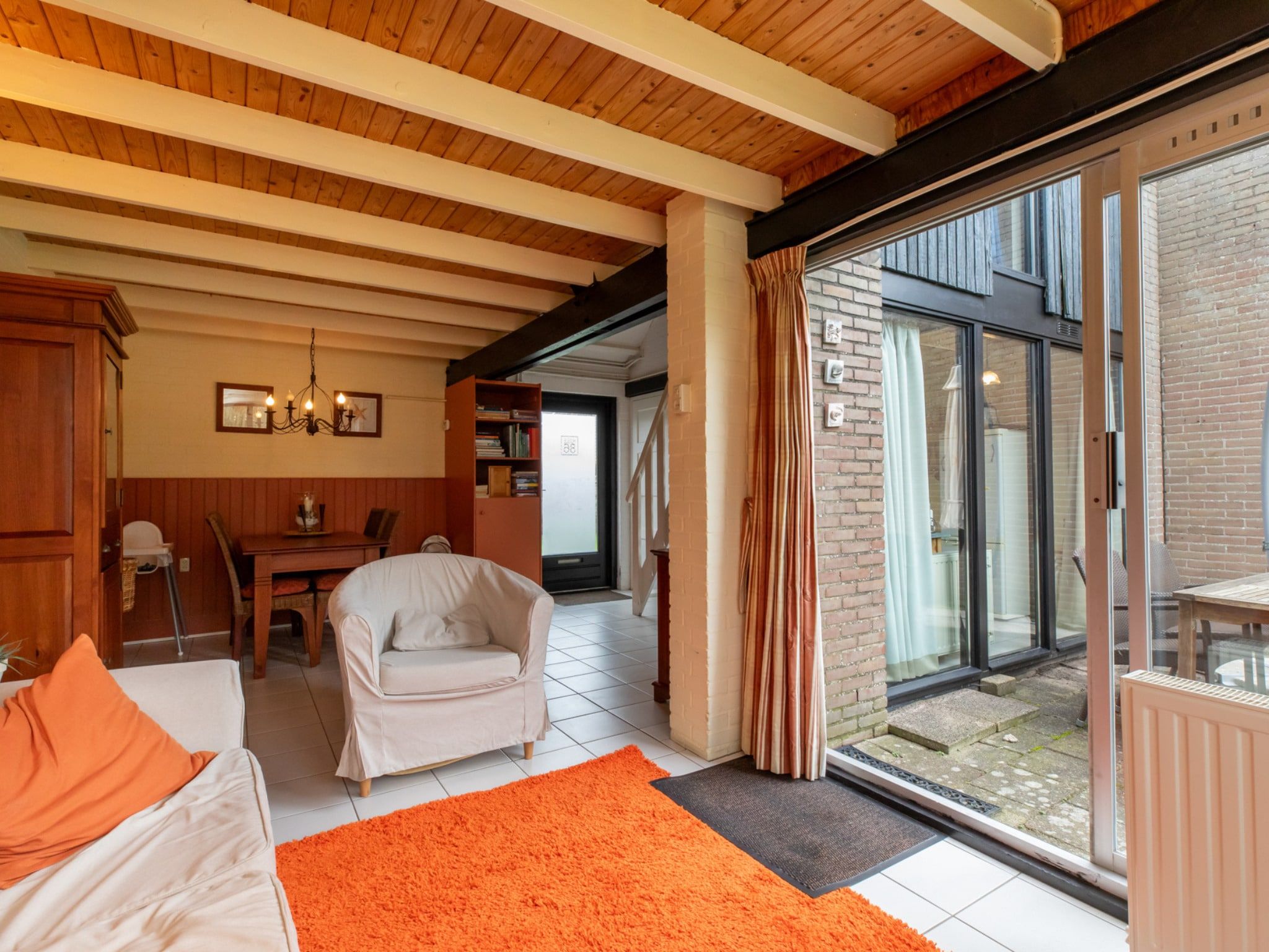 De woonkamer van De Haaijmanweg 5  Burgh Haamstede 'Huisje 86' in Burgh-Haamstede