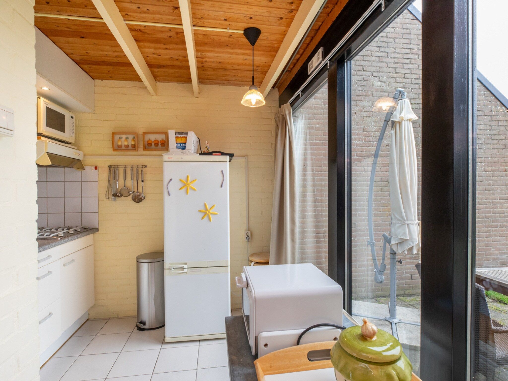 De keuken van De Haaijmanweg 5  Burgh Haamstede 'Huisje 86' in Burgh-Haamstede