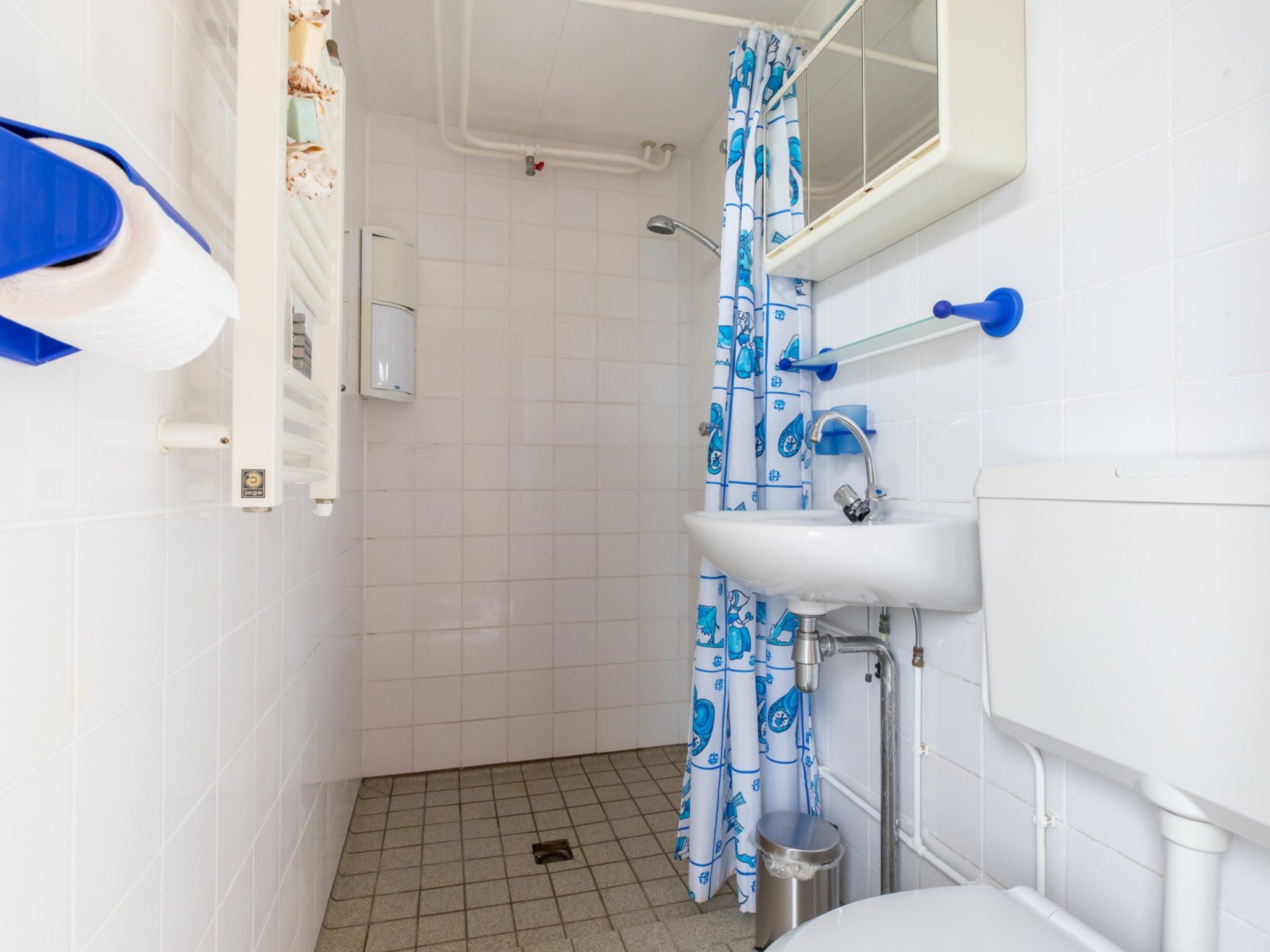 De badkamer van De Haaijmanweg 5  Burgh Haamstede 'Huisje 86' in Burgh-Haamstede