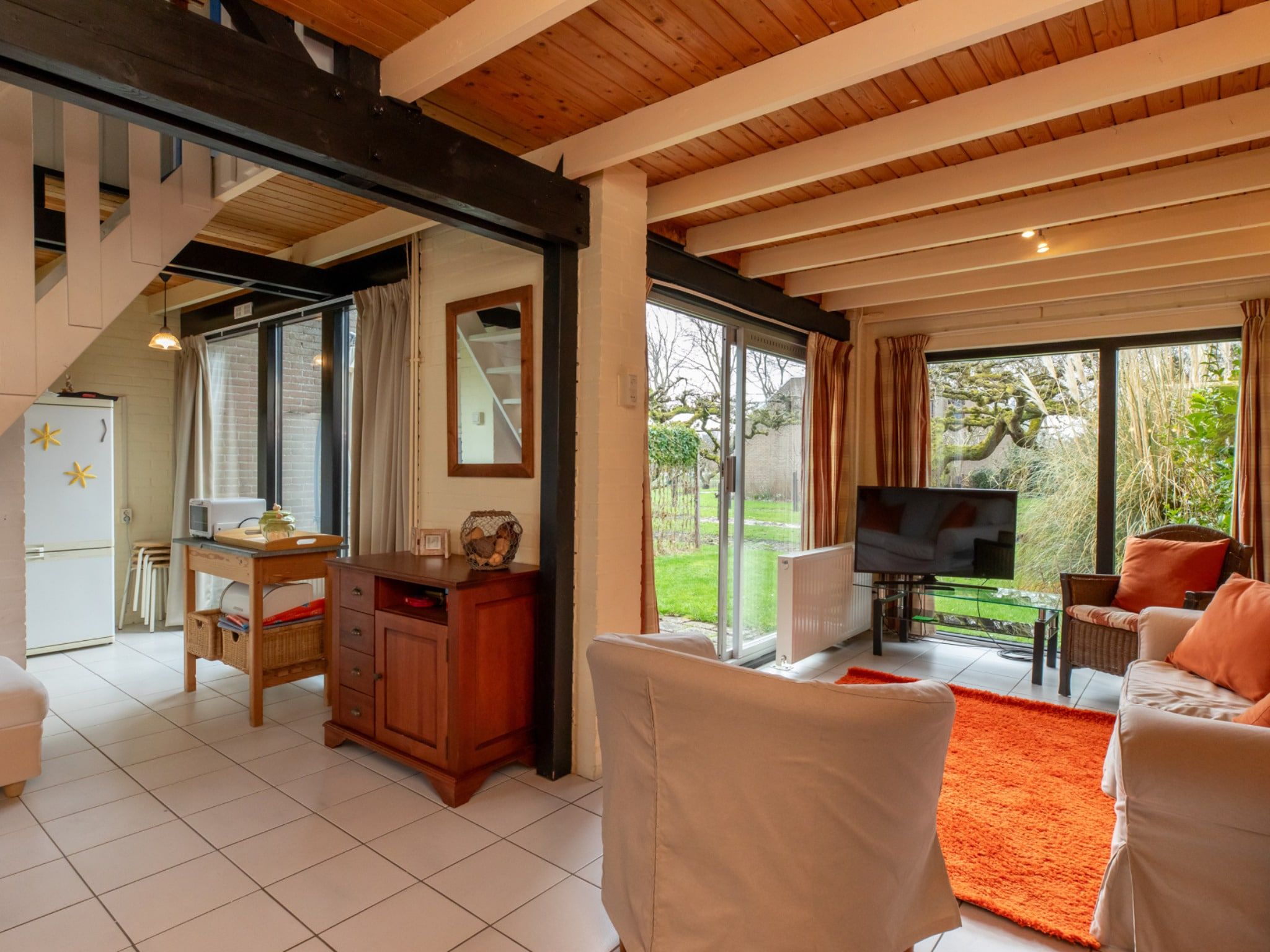 De woonkamer van De Haaijmanweg 5  Burgh Haamstede 'Huisje 86' in Burgh-Haamstede