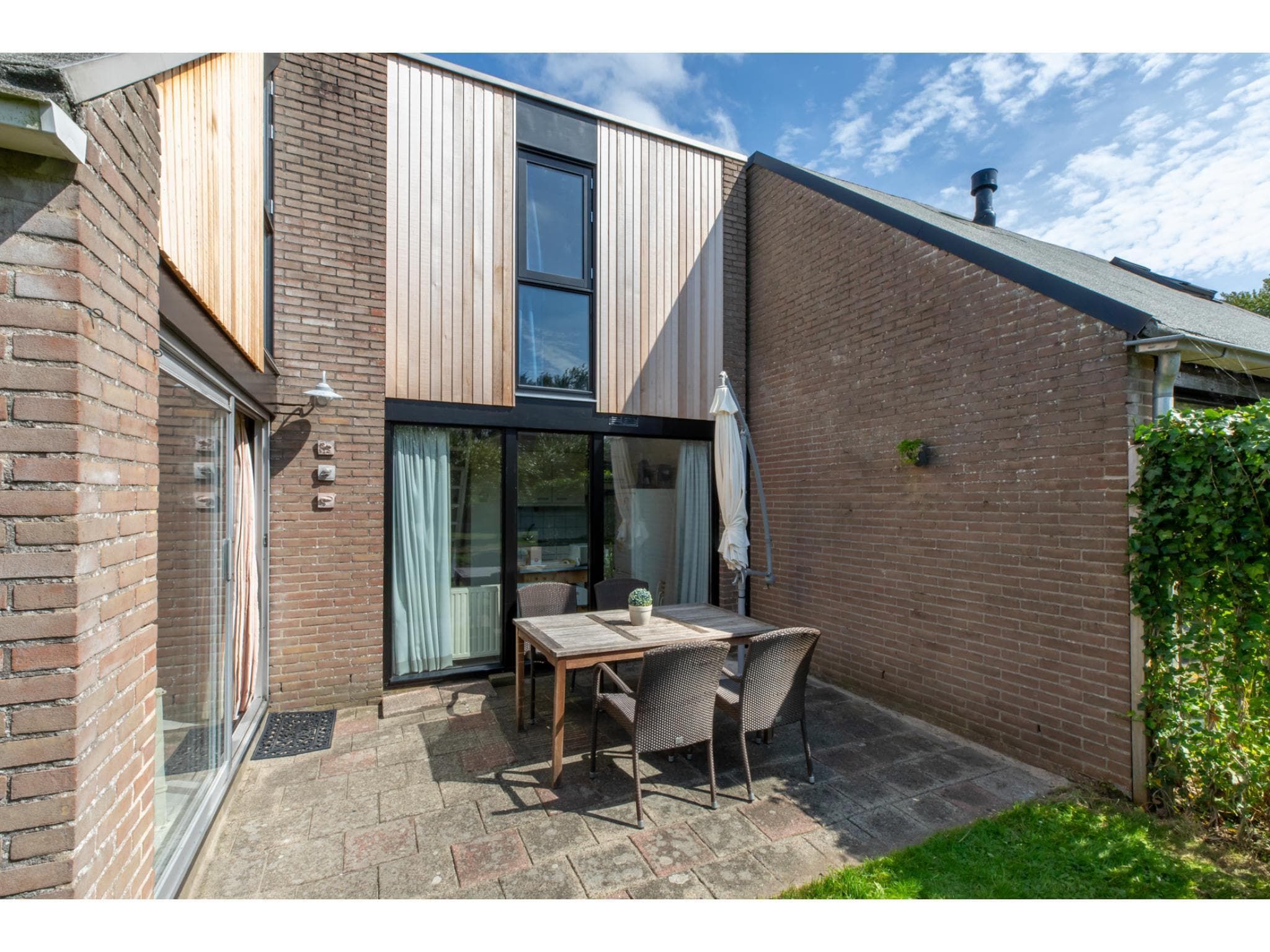 Het terras van De Haaijmanweg 5  Burgh Haamstede 'Huisje 86' in Burgh-Haamstede