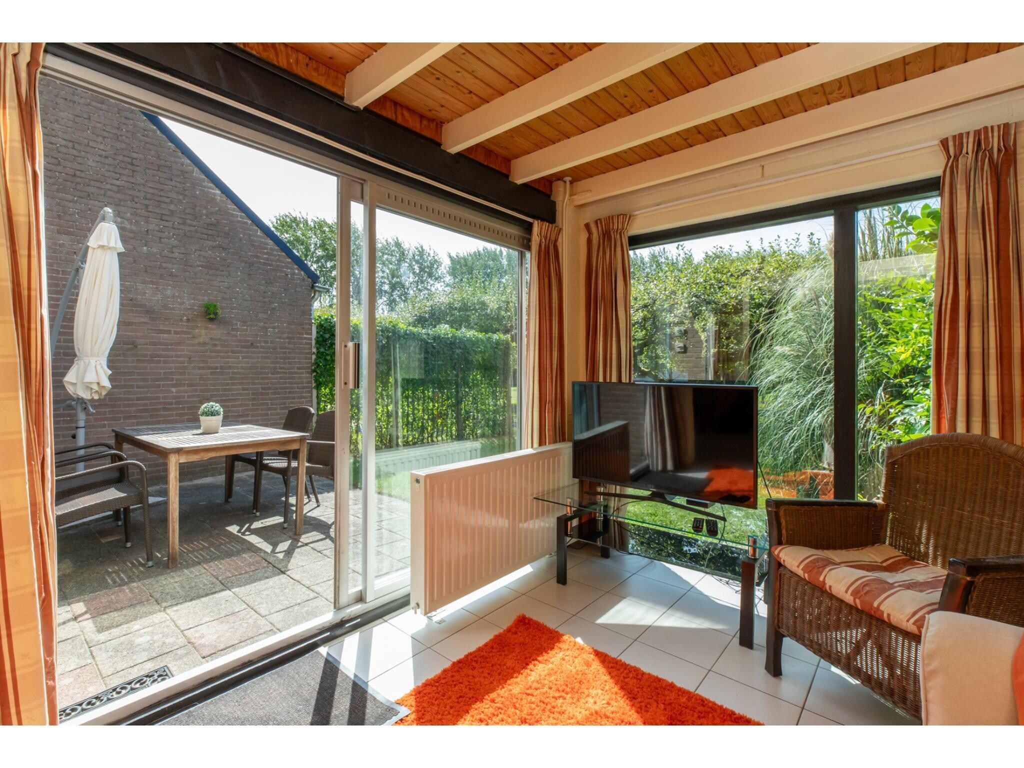De woonkamer van De Haaijmanweg 5  Burgh Haamstede 'Huisje 86' in Burgh-Haamstede