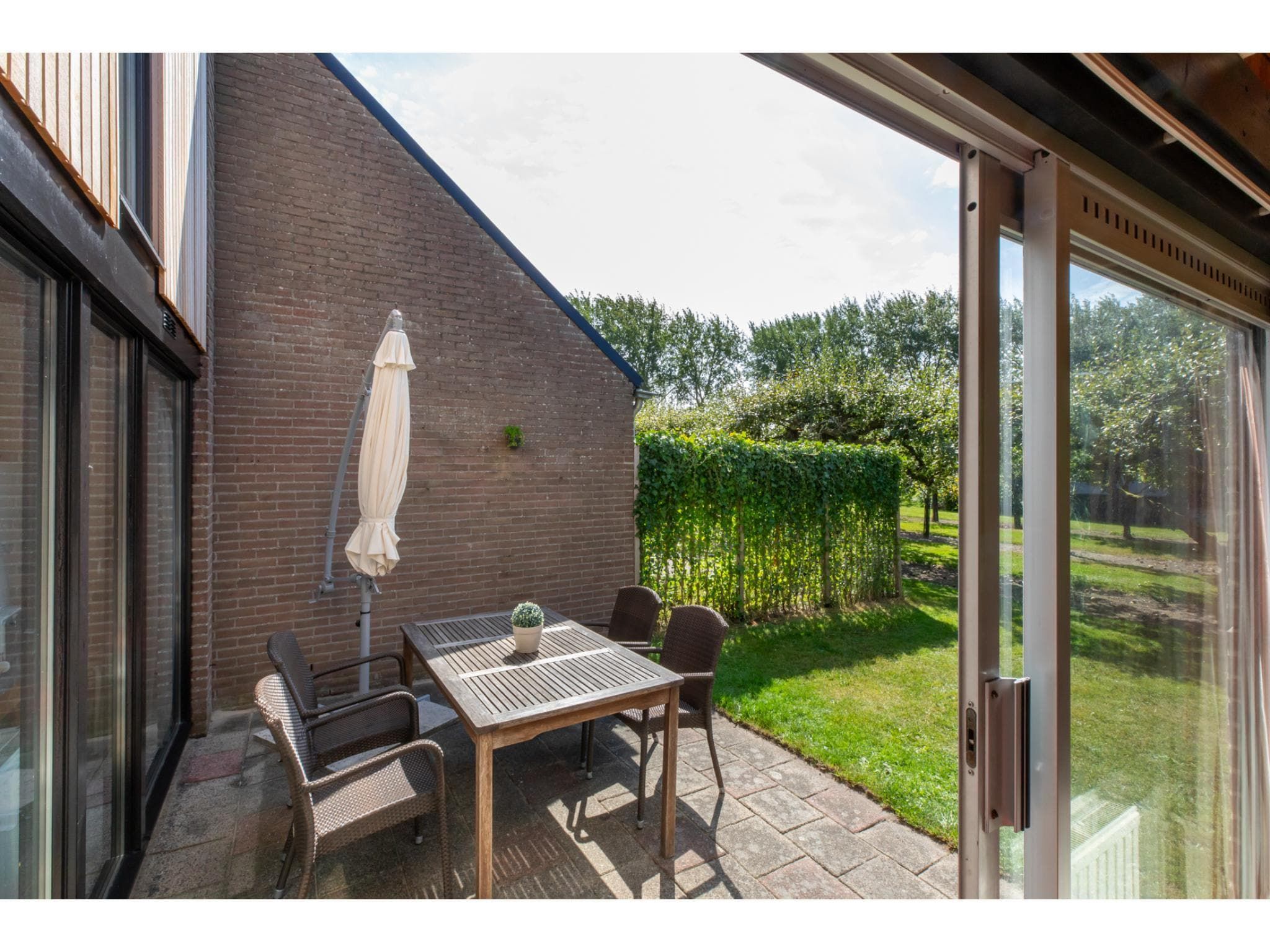 Het terras van De Haaijmanweg 5  Burgh Haamstede 'Huisje 86' in Burgh-Haamstede