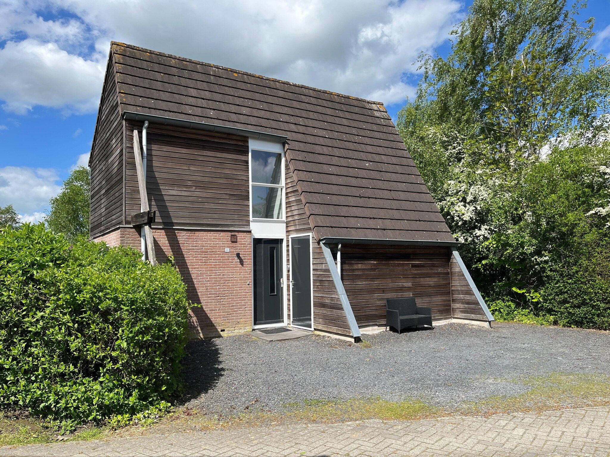 De buitenkant van Yné Lijte 68 in Grou