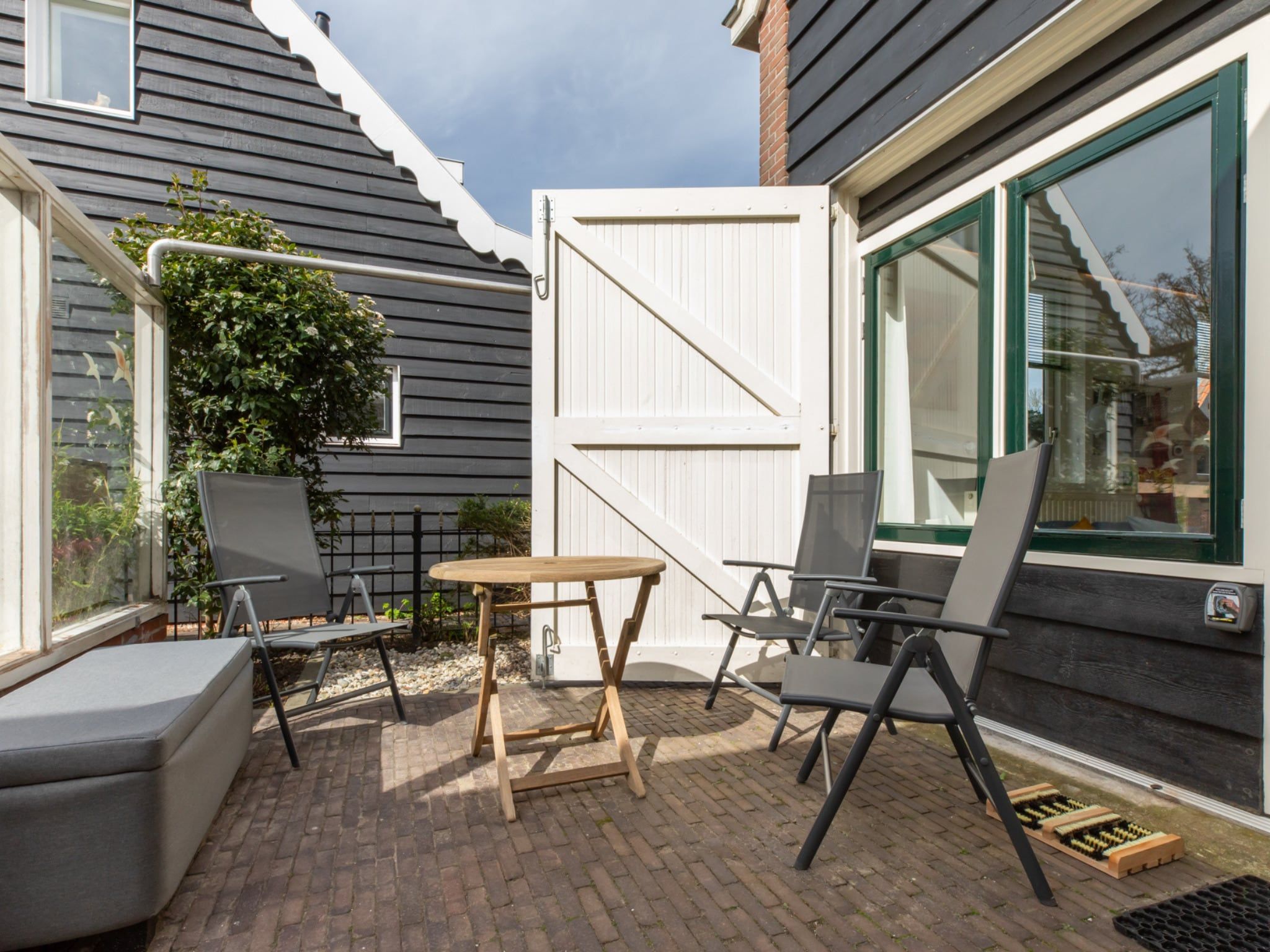 Het terras van Villa Querina in Koudekerke