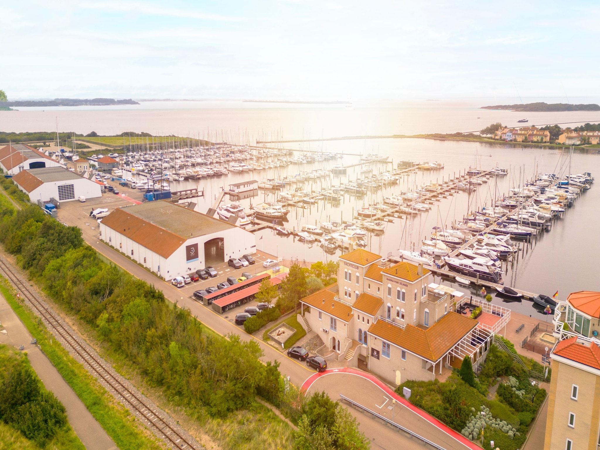 De buitenkant van Marina Port Zélande 1 in Ouddorp