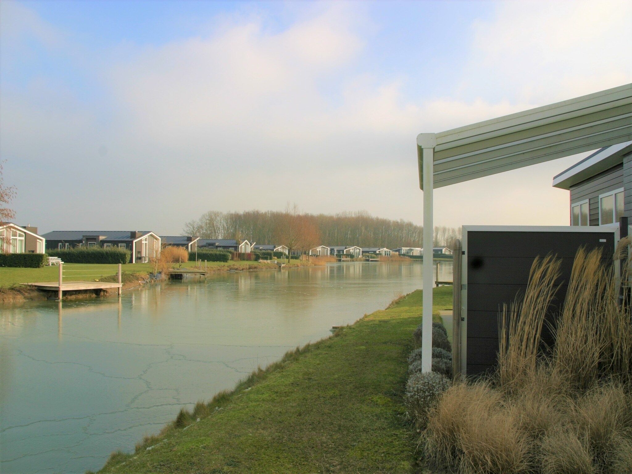 De buitenkant van Water Resort Oosterschelde 32 in Wemeldinge