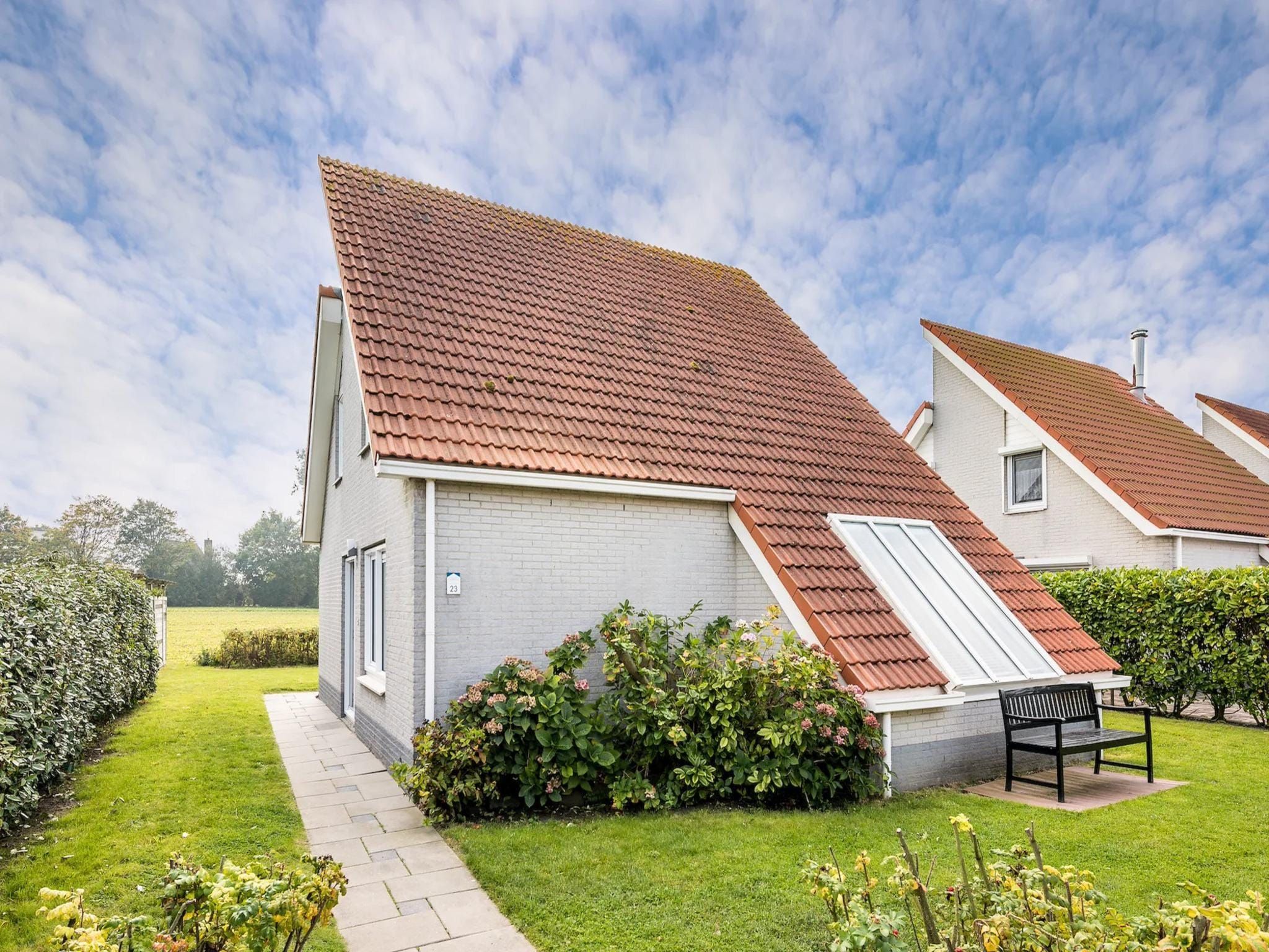 De buitenkant van Vakantiepark Zeeland Village 5 in Scharendijke