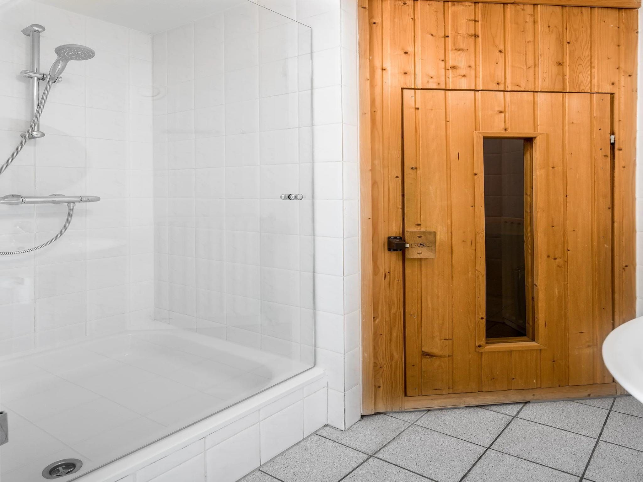 De badkamer van Vakantiepark Zeeland Village 5 in Scharendijke
