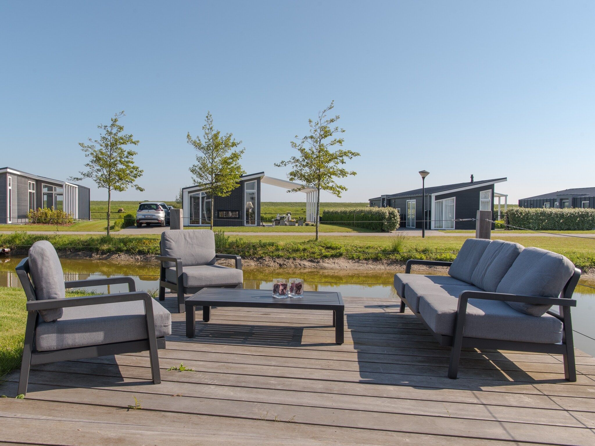 Het terras van Water Resort Oosterschelde 38 in Wemeldinge